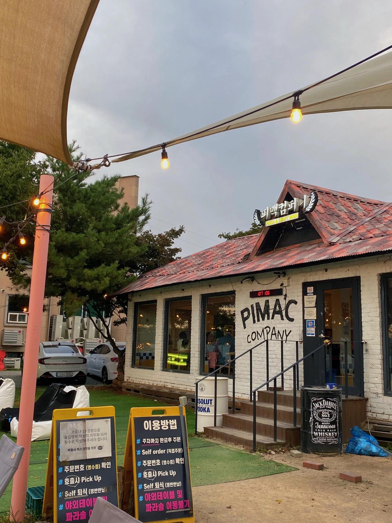 
                        韓國探店|???? 日落氛圍感野餐披薩店????：???????：?? ???? ??? ???926?? 10這家披薩店可以欣賞到絕美的日落??，韓國人真的很擅長營造氛圍感！我們特意趕在日落時分到達，看著太陽慢慢落下，景色美得讓人心動??。如果外面天氣太冷，他們還貼心地提供毯子哦～這里的披薩分量十足，每塊都很大。他們自制的蒜蓉奶油醬搭配披薩簡直絕配！還有人點了炸雞套餐，看起來也非常誘人～從?????坐車大約1小時，自駕約40分鐘即可到達～強烈推薦！#韓國旅游種草 #韓國生活 #韓國探店 #留學韓國 #韓國旅行 #首爾周邊游 #我的去野日記 #周末去哪兒