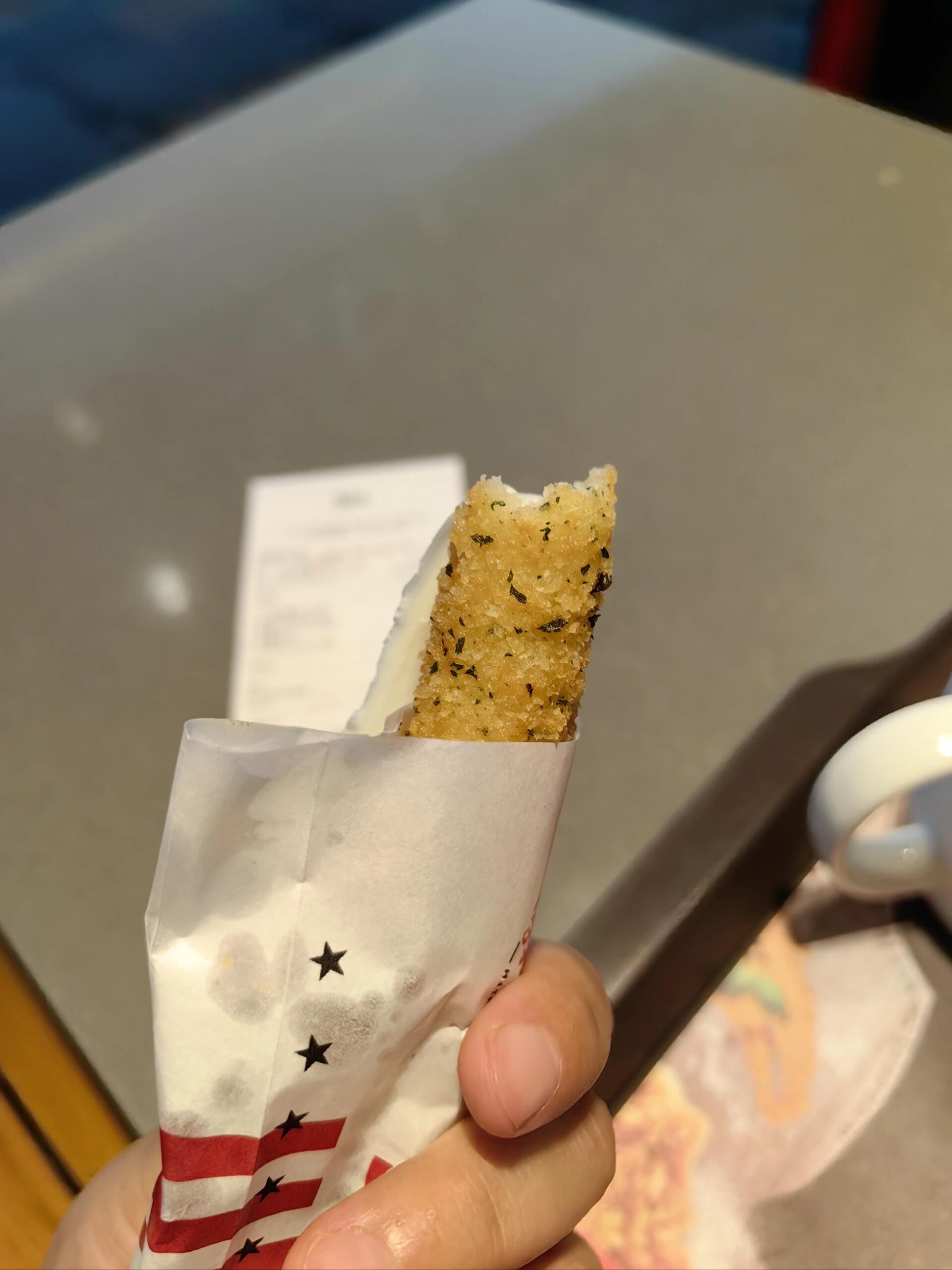 
                        西歸浦特色店鋪打卡#西歸浦 哈爾的移動城堡之星巴克，造型獨特??；三個老爺爺排排站之KFC，獨有的芝士拉絲薯條????
