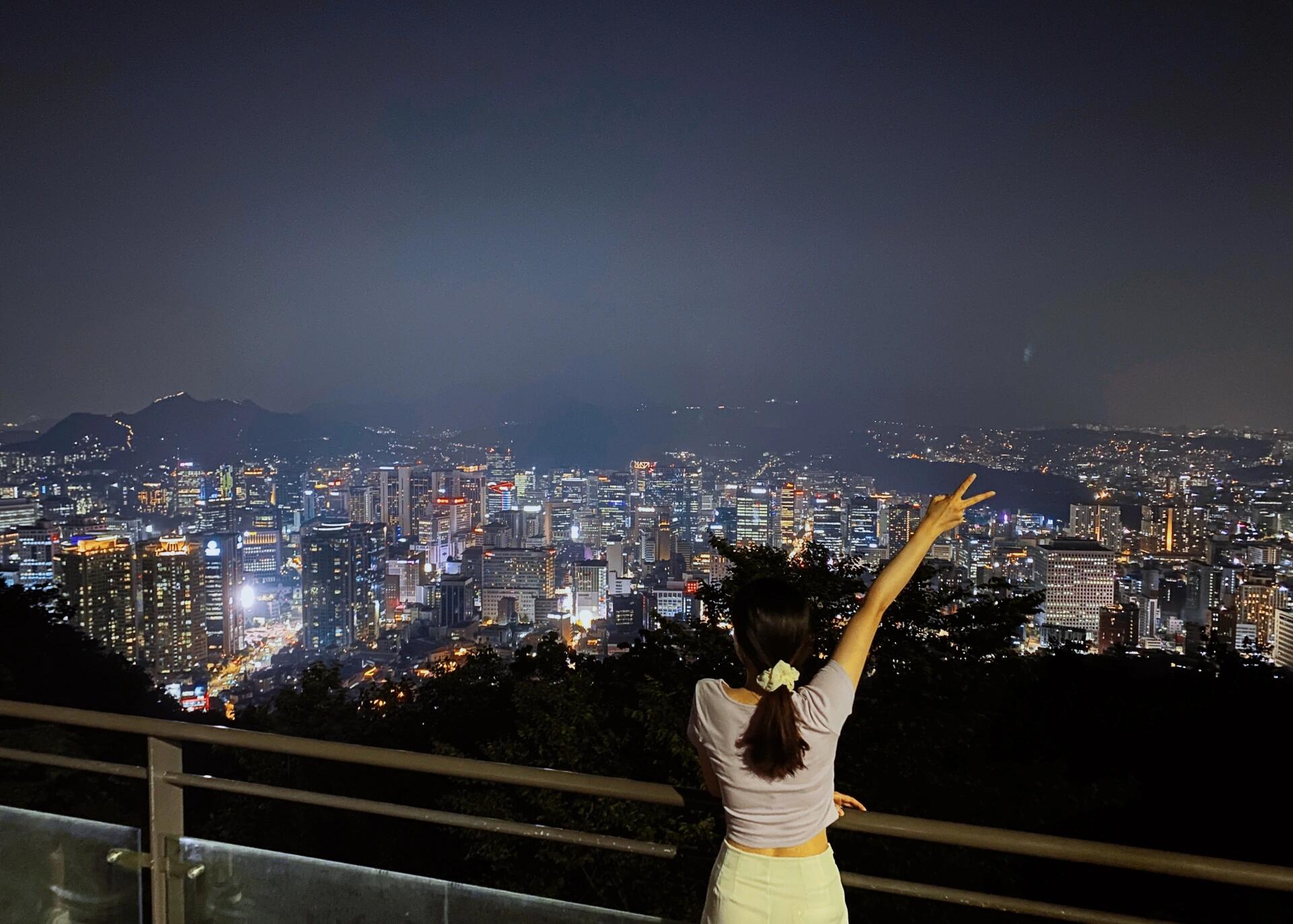 
                        不想錯過梅雨季的每一個晴天??上一次自己去爬南山塔是2021年初的冬天，兩年多里在這座城市的很多地方留下了足跡，也不再是從前那個害怕走太遠找不回去的我啦。#爬山日記 #首爾南山塔 #韓國旅行 #首爾景點 #南山塔 #旅行回憶