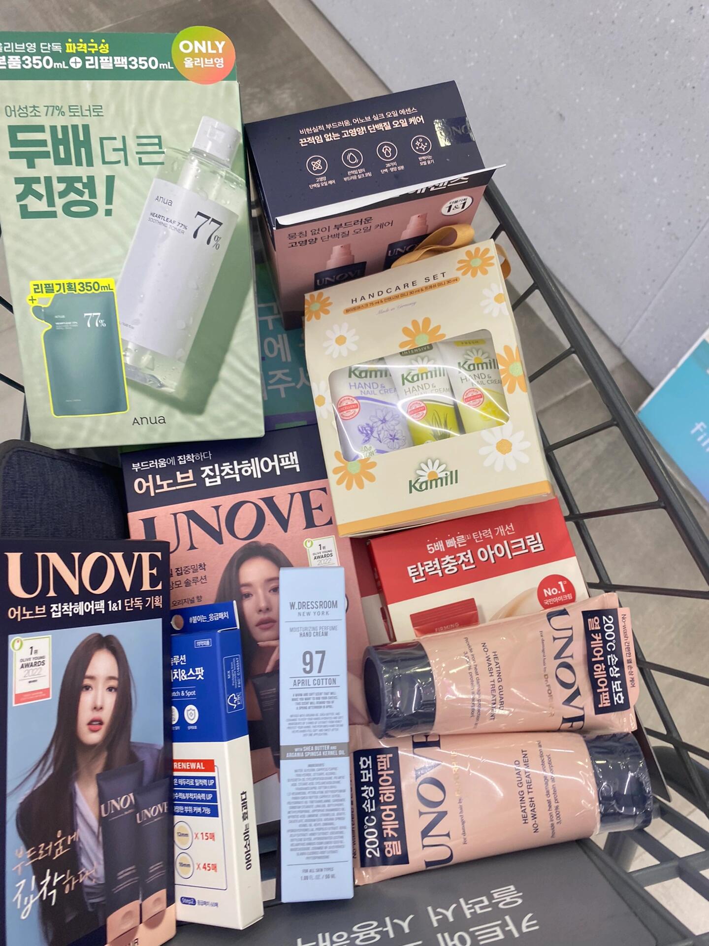 
                        這家Olive Young拿護照直接退稅直接拿護照退稅也太方便了吧！?? 不用去機場折騰了～今天的戰績?? 有些缺貨的要去別的店補了～最近UNOVE經常斷貨，風好大呀???#化妝品 #UNOVE #UNOVE發膜 #退稅 #韓國購物分享 #韓國購物 #OliveYoung #OY