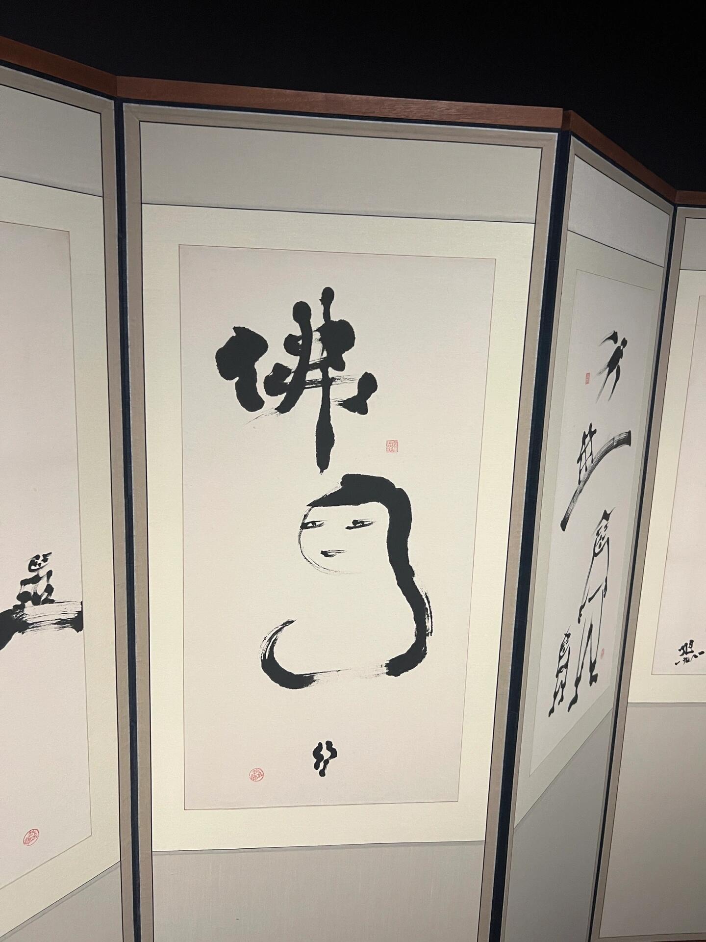 
                        ????中秋必去? 光化門站中秋特輯??地鐵站：光化門站，市廳站景點：?? 光化門，在光化門前草坪享受陽光下的閱讀時光??，仁壽宮（中秋期間免費入場??，記得不要帶食物哦！），國立現代美術館（中秋期間也是免費的，藝術愛好者不可錯過???）。美食：? 涂尚咖啡，那里的玉米蛋糕簡直是美味至極??，仁壽宮門口的那家華夫店，人氣爆棚說是韓國頂級好吃的華夫店，不過我個人覺得味道還好，價格稍貴，最低7200韓元，性價比一般??。注意事項：1. 記得帶傘哦，韓國的天氣變化莫測，晴天也可能突然下雨??。2. 記得，部分景點是不允許攜帶食物的，但咖啡是可以的?。#韓國中秋 #韓國景點 #韓國美食 #韓國文化 #仁壽宮 #光化門