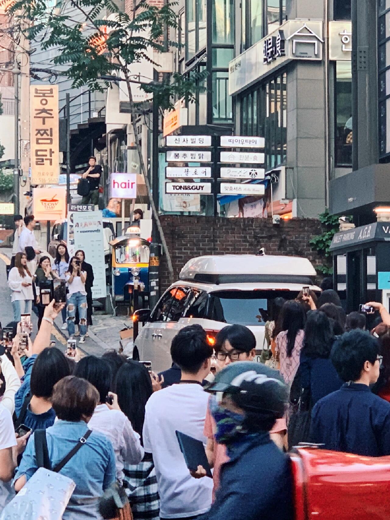 
                        ????首爾旅游，必做的10件小事list??首爾是個變化飛快的都市，三年沒來，已經變了好多，但有幾件小事，還是很推薦各位朋友們可以嘗試，特別是第一次來玩的大家！Let‘s GO1????實用APP查詢當地餐廳評價用《NAVER》，現在需要實名制，通過后可以提前預約，有的還有折扣；個人覺得《Kakao Map》不太好用，大部分韓文輸入看不懂，還是比較喜歡《Google Map》，大部分的酒店民宿發送地址也是用Google Map；翻譯軟件用《Papago》即可～2????住宿我一直習慣住弘大周邊，有機場直達的快線，金浦或仁川都ok，搭公車搭地鐵很方便，逛到晚上餓了也不怕，有24小時的餐廳也有路邊串串攤3????景福宮穿韓服景福宮是我覺得最適合體驗韓服的地方（哈必須貴族），韓服店的款式多配色豐富，也有那種改良過的，薄紗輕盈的材質+蕾絲刺繡款就很年輕夢幻，反正我還是傳統路線4???????♀?做頭發太喜歡來韓國弄頭發了，染發剪發都深得我心 設計師的審美很好，會為你打造合適的造型，通常剪發都在?25000左右（人民幣140元、臺幣600元），相當劃算吧～后面給大家展開介紹！5????拍證件照韓式證件照真的拍了不會后悔，后面給大家展開介紹！打光自然，修圖技術又快又好，簡直完美還原美貌，絕啦6?????逛街購物韓國的服飾、彩妝、保養品、家居用品，多到選不完，后面給大家展開介紹，2023必逛的漢南洞！圣水洞、新沙洞、現代百貨、弘大商圈都很ok7??拍大頭貼隨處可見的自拍照相館，相比日本的大頭貼，韓式的效果只做了輕微美膚和打光，色調復古有質感，可以玩玩！8????韓屋村韓屋村里有很多小咖啡館、小酒館，特別喜歡老建筑的年代感，經過修復和改造成為新舊融合的空間。9????咖啡館首爾的咖啡館真的多！而且裝修各有特色，什么風格都有，關鍵是咖啡還很好喝！后面給大家展開介紹?????醬蟹醬蟹醬蟹很多人不敢吃生的，吃活章魚那個章魚腳還會吸住舌頭，但醬蟹可以說是我的愛啦，拌飯都好好吃，敢吃的話還是值得一試-歡迎點贊關注，首爾旅游攻略陸續更新，一起分享好玩的事?#首爾探店 #首爾旅游 #首爾自由行 #首爾逛街 #不懂就問有問必答 #筆記靈感