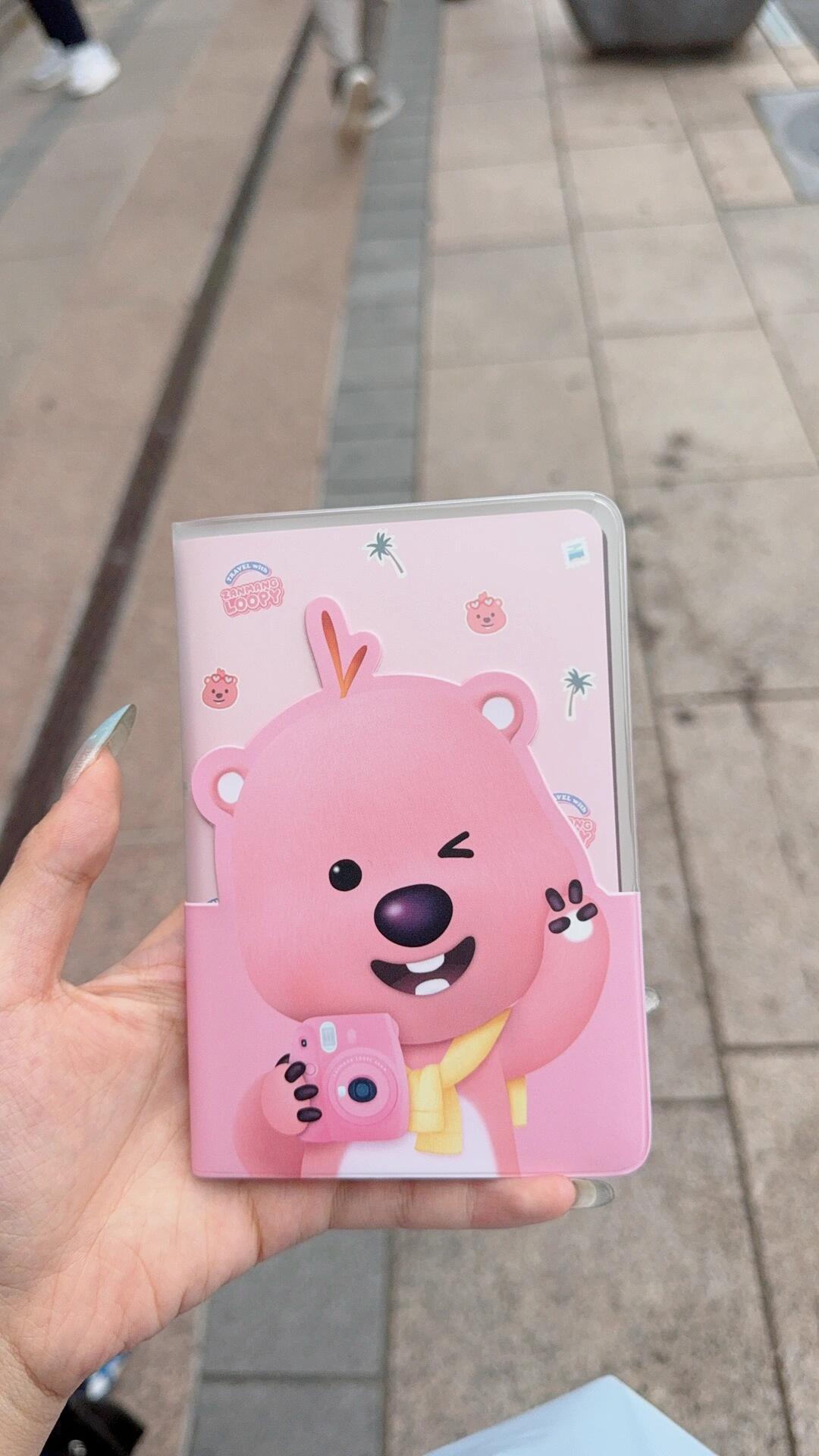 
                        釜山探店｜南浦洞Kakao！loopy天堂最近在南浦洞的Kakao三樓發現了loopy的樂園哦！！貨品還算齊全，睡衣loopy和眼鏡loopy都有現貨！? 官網昨天看這兩個已經售罄了呢～圖2??是自己涂色的畫！第一次見到就立刻入手了，一層和二層也非常好逛，除了loopy，還有線條小狗也超級可愛哦～#韓國 #釜山行 #釜山探店 #釜山旅游 #loopy #小海貍露比 #小海貍loopy