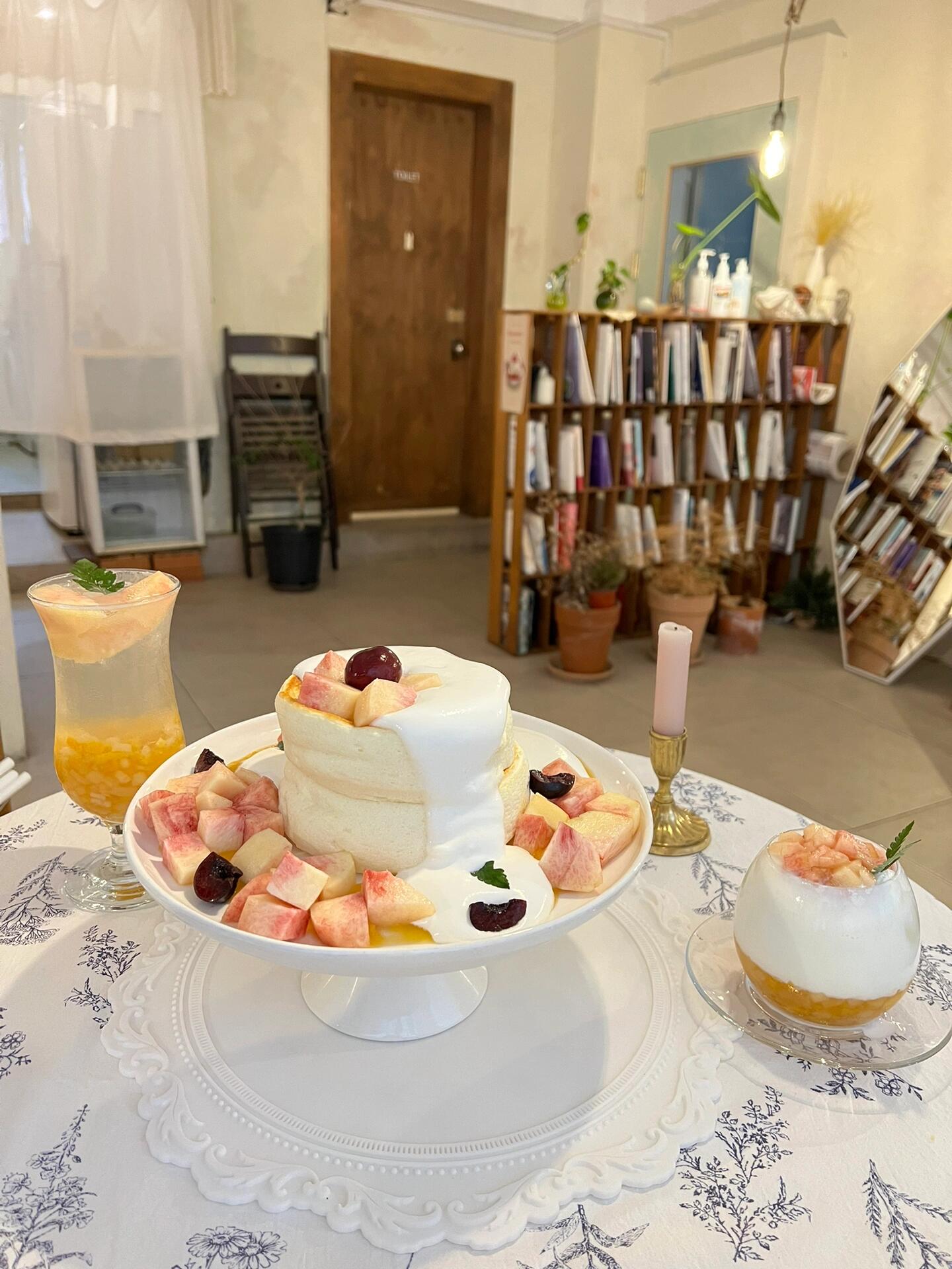 
                        ????這家舒芙蕾太絕了！！夏日限定水蜜桃??#100家探店計劃店名：????地址：?? ??? ???24?? 16 2???來釜山玩順便打卡了這家舒芙蕾咖啡廳店面不大，但每個角落都超ins風，隨手一拍都是大片！??他家的舒芙蕾真的是絕了！！目前是夏季限定水蜜桃系列??拍照太好看啦！咔咔拍了上百張都不夠！味道也超級棒，入口即化，軟乎乎duangduang的！無敵好吃炸！而且甜度適中，口感剛剛好！每個季節都有不同水果限定，草莓、芒果、西柚等等，看著都很奶思！而且價格也不貴，舒芙蕾巨大一個加兩杯飲品才花了29000韓元！這要是在首爾至少得花四萬起！性價比超高??喜歡舒芙蕾的小伙伴們，來釜山玩的時候一定要去打卡哦！??關注我，定居韓國第17年的老姐姐帶你挖掘韓國各種小眾超美景點打卡地#韓國 #韓國旅行 #韓國 #韓國釜山 #釜山 #釜山行 #釜山旅行 #COTD咖啡探店 #韓國咖啡廳 #韓國生活