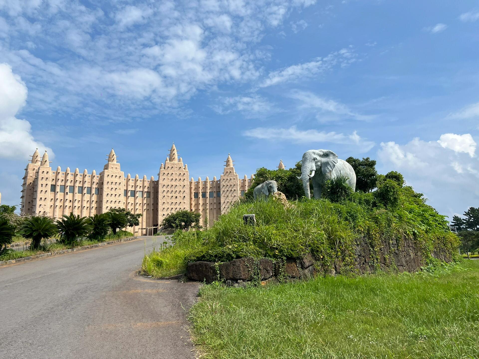 
                        濟州島西歸浦JEJU mood ??探索火山小島獨特的柱狀節理石，感受大自然的鬼斧神工！住進溫馨小屋，期待晴天的到來??#濟州島西歸浦市 #濟州島 #西歸浦 #濟州島旅行 #濟州島旅游 #韓國旅行 #韓國旅游 #旅行靈感 #旅行日記 #自然風光 ??