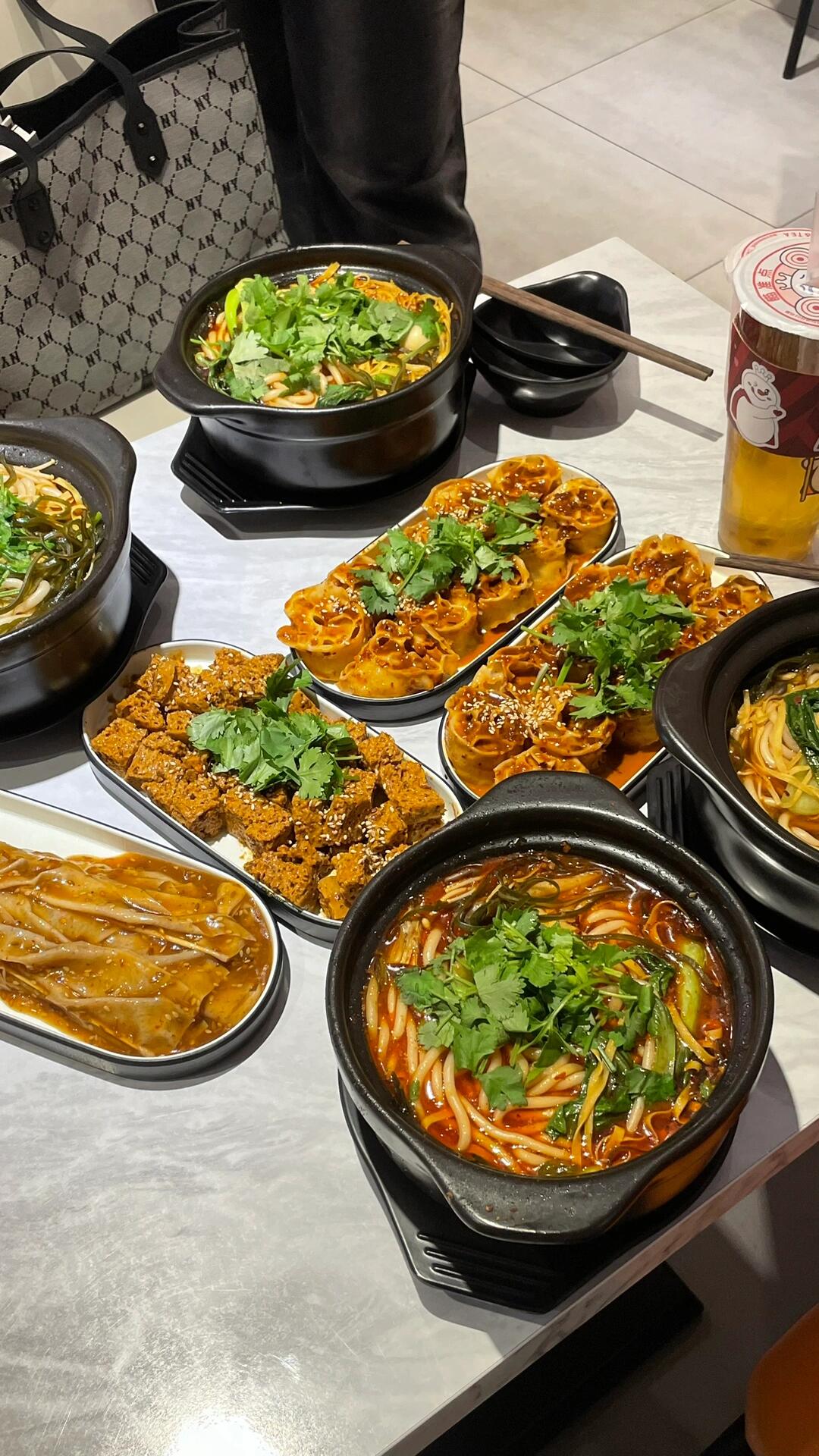 
                        ????美食推薦｜明洞砂鍋土豆粉這家砂鍋土豆粉真的是絕了！??土豆粉有兩種口味可以選擇：? 原味? 麻辣套餐包含：一份土豆粉?一份小食?? 價格大約在13500韓元分量超足，味道一級棒！??地址：超級土豆粉 ??2? 49 （2樓）#砂鍋土豆粉 #土豆粉 #砂鍋 #美食 #韓國 #韓國美食 #明洞 #明洞美食 #明洞探店 #韓國生活 ??????