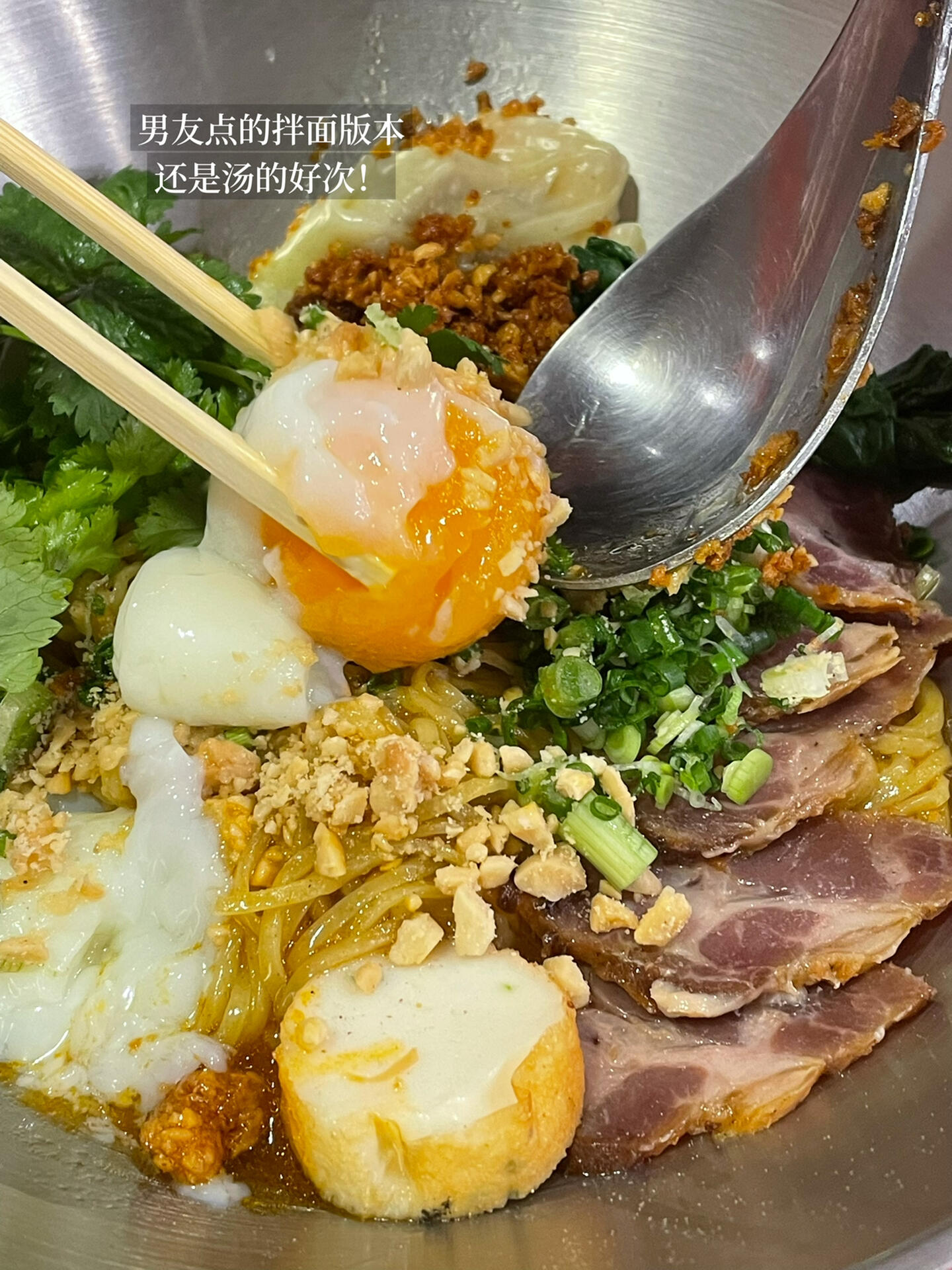 
                        坐標首爾｜脆皮燒肉！炸蒜油！清湯底！泰式潮汕??家樓下新開了一家泰式米粉店，一不小心就成了我的日常打卡點！??連續(xù)七天的晚餐都在這兒解決，簡直停不下來！??這家店的泰式米粉，竟然和我心中的潮汕豬雜湯河粉有著高達86.9%的相似度！??作為一個潮汕美食的忠實粉絲，這簡直是意外的驚喜，讓人一口就能感動落淚。推薦他們家的河粉???，對河粉的口感我可是相當挑剔，但這里的河粉吃起來既爽口又不像泡發(fā)的那種。??湯底簡直是正宗到不行，每一口都讓人回味無窮。還有云吞，每一粒都超級大，滿滿的餡料讓人超滿足！??炸蒜頭油加進湯里，那個味道，簡直讓人淚奔（知道的都懂！）別忘了嘗嘗他們家的四樣小吃，每一樣都是絕！對！好！吃！????? ??：?? ??? ??? 29，就在弘大地鐵站3號出口附近哦！快來嘗嘗這里的美味，保證你也會愛上！??#首爾美食 #韓國美食 #泰式潮汕 #脆皮燒肉 #炸蒜油 #清湯底 #弘大探店 #美食推薦