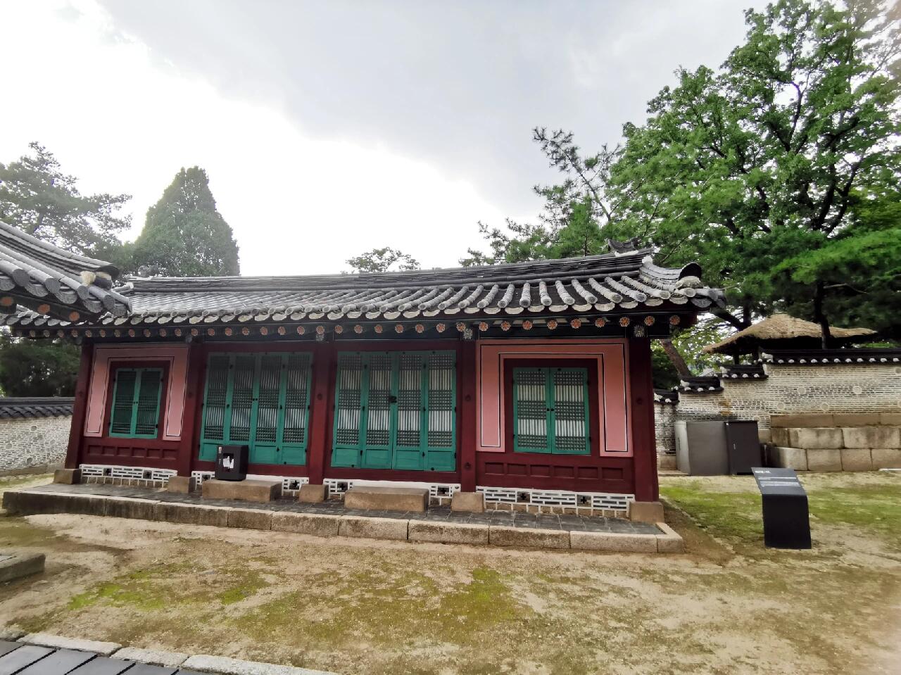 
                        韓國旅游必打卡：青瓦臺、迎賓館、七宮游記這次韓國之旅，我們選擇了公交出行，方便又經濟。一下車，走幾步就到了七宮。剛開始我們還以為這是妃子的寢宮，我和姐妹們還在那兒比誰的寢宮大，誰住的考試院小??。七宮的建筑相對小巧，色彩也和故宮不同，我們就在那兒不停地拍照??。我們還討論說，這些妃子都住在一起，怎么沒有公共活動區(qū)域呢？直到回家后才科普到，原來七宮是朝鮮王朝為了供奉那些生育了帝王的妃子而建的。因為只有正室死后才能進宗廟，所有的妃子則沒有一個供奉的地方。真是無語了，怪不得保安大爺看我們的眼神那么奇怪??。果然是吃了沒文化的虧啊！#青瓦臺 #景福宮 #韓國 #韓國旅游 #韓國旅行 #韓國生活 #建筑 #七宮