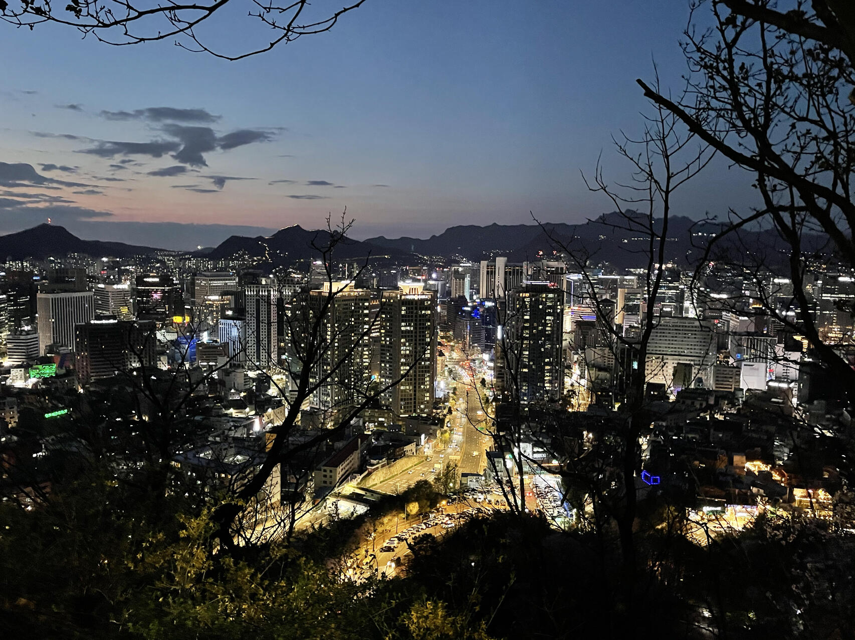 
                        南山塔夜景??俯瞰整個首爾韓劇里太多南山塔的場景啦，終于親自來看看??很多情侶和朋友都會來這里上把鎖??然后把鑰匙??扔了哈哈哈哈強烈建議晚上來南山塔看夜景 ??一整個首爾盡收眼底！還能看到漢江突然想起以前看過一張地圖南韓是燈火通明，北韓就是黑不溜秋#韓國旅游 #韓國生活
