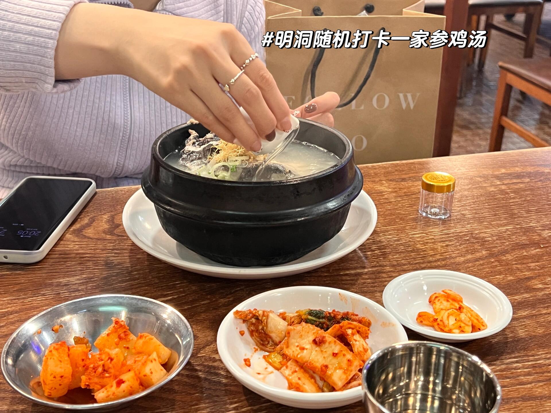
                        首爾 Day 2 探索坡道與美食的完美結合咖啡&烘焙店推薦韓國朋友強烈推薦的頂級咖啡店?fritzcoffee company我們嘗試了可頌、酥皮香腸和莓果派最推薦酥皮香腸，酥皮香脆，帶有一絲咸口的胡椒味，超級美味！可頌外層包裹了一層較硬的酥皮，與傳統(tǒng)款式不同，別具一格。逛街?汝矣島百貨在B2層逛了兩三個小時，店鋪琳瑯滿目，買到了心儀的墨鏡！衣服價格也很美麗，折扣加上退稅，簡直太劃算，值得一試。下午茶?colline 網(wǎng)紅柿子冰冰沙奶味濃郁，不是那種水打出來的寡淡刨冰，感覺像是用牛奶打的。不過整體來說有點被炒作的感覺，可以拍拍照休息一下。?明洞買衣服選擇較少，整體質量一般。來這里主要是買化妝品和品嘗小吃。推薦natural republic，有很多家可以先逛逛再選擇，幸運地遇到了一家服務態(tài)度超好的，送了很多小樣，購物體驗非常棒。olive young不推薦在這里買，人太多了，可以去其他分店看看，我們酒店附近就有兩家，之前沒注意到??。晚上可以在附近走走逛逛拍拍照，不過晚上出行一定要注意安全哦，盡量去人多的地方結伴出行！#首爾 #首爾旅行 #cafe #明洞 #韓國咖啡 ?????