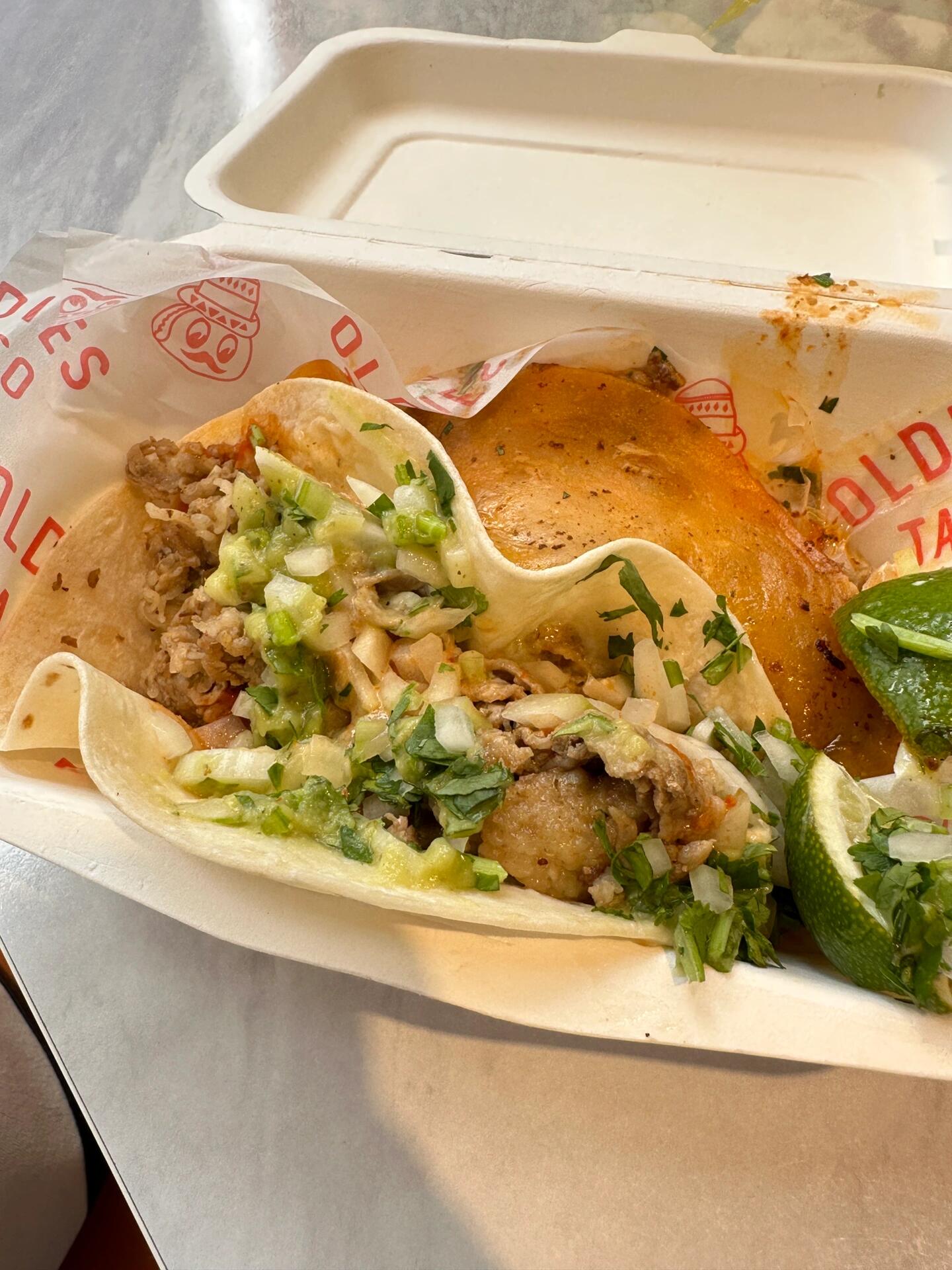 
                        ????首爾乙支路必吃美食-????墨西哥TACO????????? ?? ?? ???4? 3?? 乙支路3街站 8號出口????在韓國明洞附近新開的這家????墨西哥TACO店，絕對是我吃過的最美味的之一！我嘗試了“?????”，里面是羊肉餡，如果不喜歡香菜記得提前告知哦。還有“??? ??”，牛肉餡的，外皮用黃油煎過，雖然有點油膩但味道真的很棒！·店面很小，位于一個路口，幾乎每天都大排長龍。不接受預約，所以建議姐妹們打包帶走。我打包都等了一個小時，堂食估計要等兩個小時起步。而且他們在下午15:00-17:00之間休息不營業(yè)，要么早點去，要么晚上來。???營業(yè)時間：12:00-21:00每周一休息#韓國美食 #韓國探店 #首爾乙支路 #墨西哥菜 #Taco #明洞 #明洞美食 ??