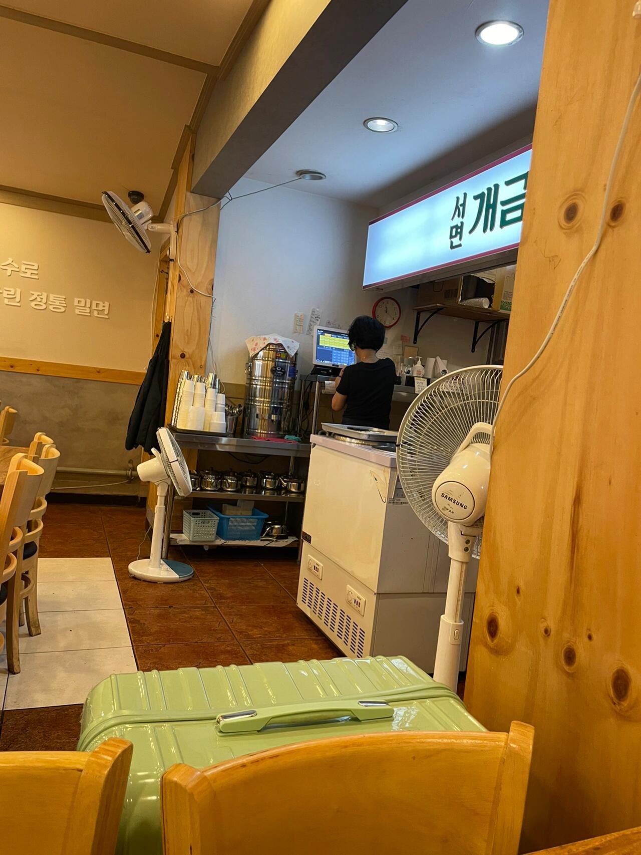 
                        釜山西面市場-除了豬肉湯飯還有什么！！！拜托～難道來釜山西面市場只知道找??肉湯飯嗎！！！nonono！?????必然推薦這家冷面！對比吃過韓國至少六家以上的冷面店，這家在本人心中絕對排名前三！就在西面市場（????)大牌子的斜對面。水冷面太普通的話，推薦拌冷面哦，芥末醬和白醋可以自己選擇加料?神奇的搭配，味道超贊！夏天超級清爽??????妥妥芥末控的福音而且！超多韓國人自己會過來吃的飯店味道會差嗎～PS：店長歐巴長得超級超級帥，看到是外國人會過來幫忙點餐哦#釜山 #釜山美食 #釜山旅行 #釜山探店 #韓國釜山 #釜山攻略 #釜山西面 #釜山西面探店 #?? #韓國 #冷面