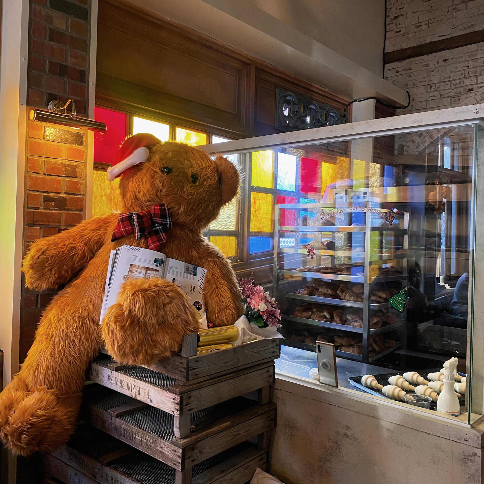 
                        韓國首爾｜必打卡的可頌店??如果你是可頌??的狂熱愛好者，這家店絕對不能錯過！位于龍山（地鐵到站后可以轉乘計程車??）一開店就排起了長隊，連計程車司機都好奇我們要去哪里??我最愛的口味是羅勒番茄！超級美味，喜歡咸口味的朋友一定要嘗試！！我還外帶了一份，隔天吃依然美味??想吃熱騰騰面包的朋友，店內提供烤箱加熱服務，超級貼心！建議在開店前就去排隊，否則可能要等很久哦！（外帶則無需排隊）????????????? ??? ????40?? 42 1?#首爾 #韓國探店 #首爾旅行 #可頌 #韓國 #可頌面包 #韓國旅行 #首爾咖啡廳 #韓國咖啡廳 #龍山咖啡廳 #首爾龍山