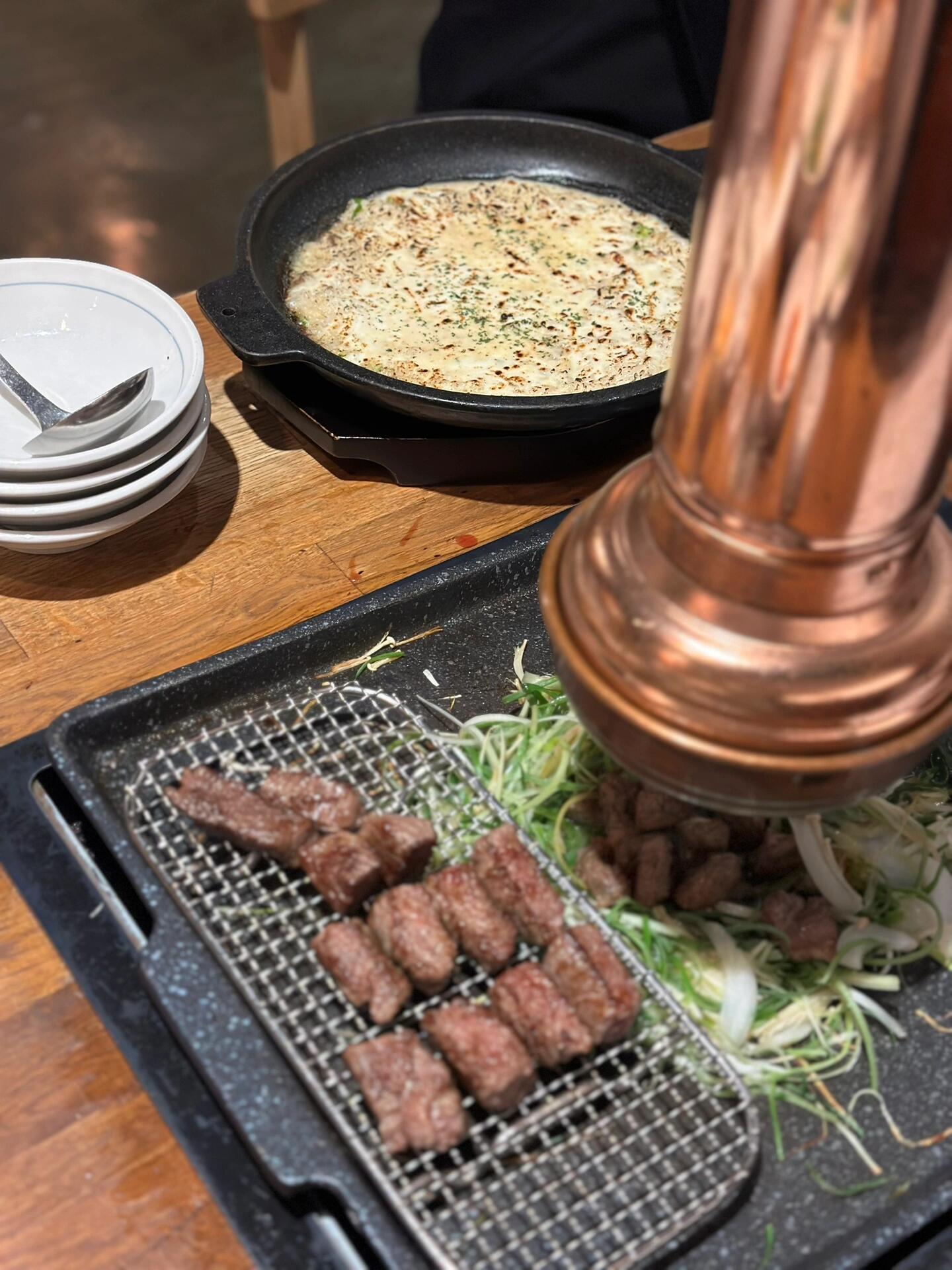
                        首爾必打卡美食——虞書欣同款牛家這次來????首爾，終于打卡了虞書欣同款的米其林韓牛餐廳——牛家！不愧是欣欣子和劉姐推薦的地方，真的是各方面都超贊！滿分100，我給95分！這家店位于狎鷗亭，不知道是本來就很火還是因為虞書欣去過之后更火了，反正我們是提前預約的。韓國的預約制度真的很棒，只要預約了就會保留位置，不會因為遲到而被取消。餐廳位于地下，環(huán)境非常別致，裝修精美，座位寬敞。大廳有座位，想要私密性的話也有包廂可選。服務員非常熱情，推薦菜品時也不會讓我們無腦下單，而是建議我們先嘗試，再決定是否加菜。知道我們是中國人后，還特意安排了會說中文的店員為我們烤肉，全程聊天，服務貼心。菜品方面，首先是生牛肉，外層用火槍噴過，內層粉粉的，最里面是全生的。用勺子挖一勺，從里到外層次分明。連我老公這種從不吃生牛肉的人都忍不住多吃了幾口。接著是牛排??，高品質的韓牛完全不輸國外的。服務員烤得接近全熟，我們還擔心會不會太老，結果完全沒有！外層焦香，中間鮮嫩多汁，咬下去有種空氣感，像在嚼棉花糖，幸福感爆棚。最后是芝士牛肉飯，鐵板白米飯上鋪滿芝士，用火槍烤至金黃微焦。米飯煮得恰到好處，糯糯的還有鍋巴的脆感，配上芝士，簡直是碳水爆炸，但真的太幸福了！還有很多精致的小菜和小吃，味道都很不錯。結賬時也感嘆價格實惠，上海吃一頓老干杯可能人均要8、9百，而牛家人均低三分之一，性價比超高。總體來說，從環(huán)境到菜品再到服務和價格，都非常滿意！下次去首爾一定還會再去吃！強烈推薦！?#首爾探店 #首爾美食 #首爾米其林 #首爾韓牛烤肉店 #首爾烤肉 #首爾牛家 #虞書欣同款 #牛家