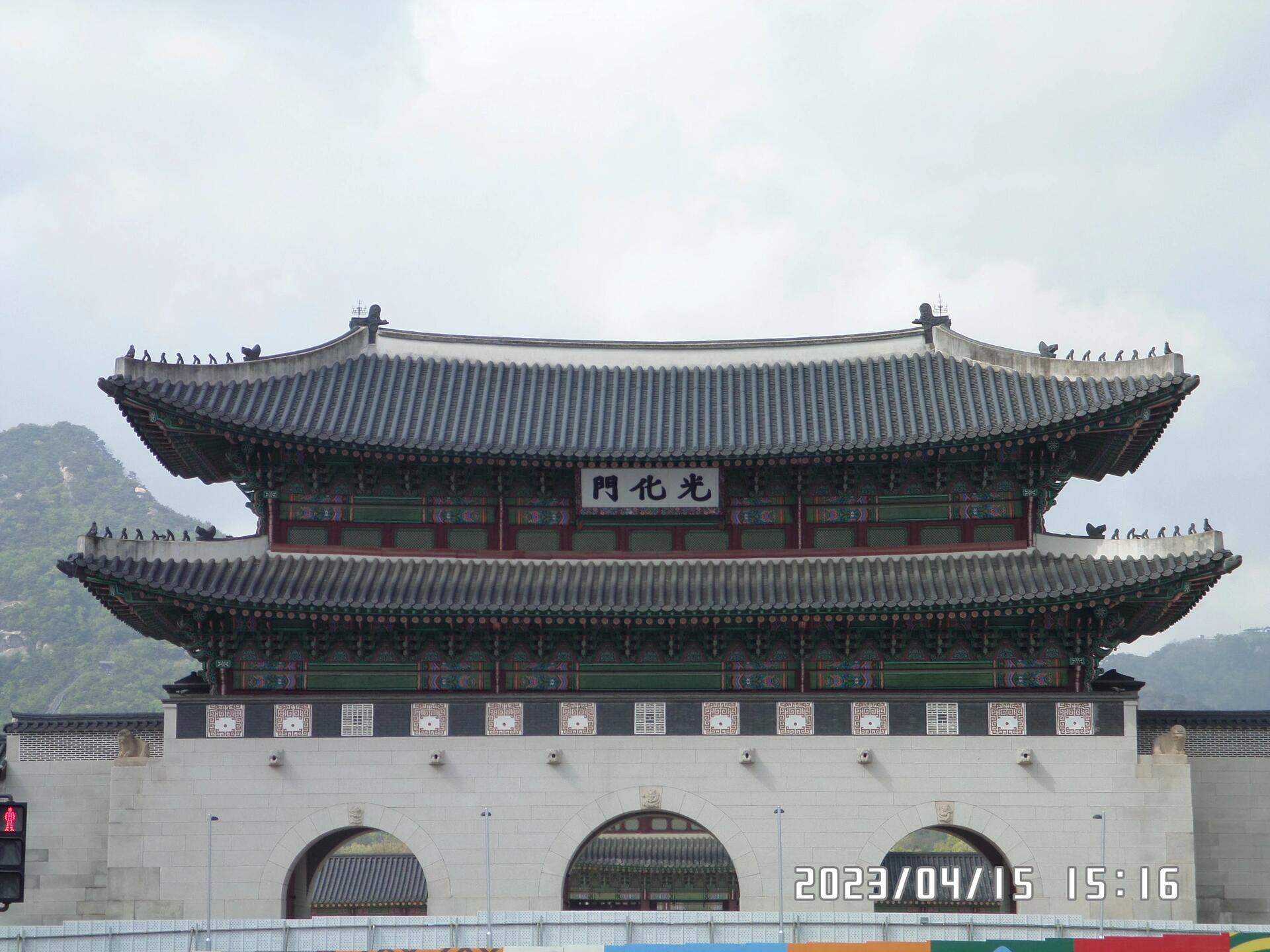 
                        ????青瓦臺游玩線路｜至少7??個景點？想來韓國旅游的寶子們有福啦！這條線路是我親自走過的，而且可以在相對短的時間內打卡所有有名的景點哦！線路包括：<景福宮?青瓦臺?韓屋村?世宗大路（世宗大王像、世宗文化館）?光化門?鐘路區(qū)、仁寺洞>。??先教大家如何???請青瓦臺參觀：首先進入naver搜索????? ?? ??，第一個就是主頁入口（如圖2??）。然后按照圖3??的順序選擇自己想去的日期和時間，再選好參觀人數(shù)就可以了。你會收到圖4??的短信，就可以出發(fā)啦！青瓦臺內大家跟著大部隊走就好了，從左到右參觀本館。出來之后可以去總統(tǒng)居住地，還有一條登山路線可供選擇。可以選擇從入口1??出去，也可以選擇2??側面的小門，這樣就可以跟我走同樣的游玩路線啦！??線路如圖5??，整個下來可以走至少7??個觀光景點?。??景福宮門票??3k，穿韓服免費入場。???營業(yè)時間：11???～2??? 9:00～17:003???～5???、9???～10??? 9:00～18:006???～8??? 9:00～18:30#留學韓國 #韓國日常 #韓國生活 #小眾景點 #游玩攻略 #旅游 #韓國 #韓國 #韓國美食 #韓國旅行 #韓國探店 #青瓦臺 #景福宮