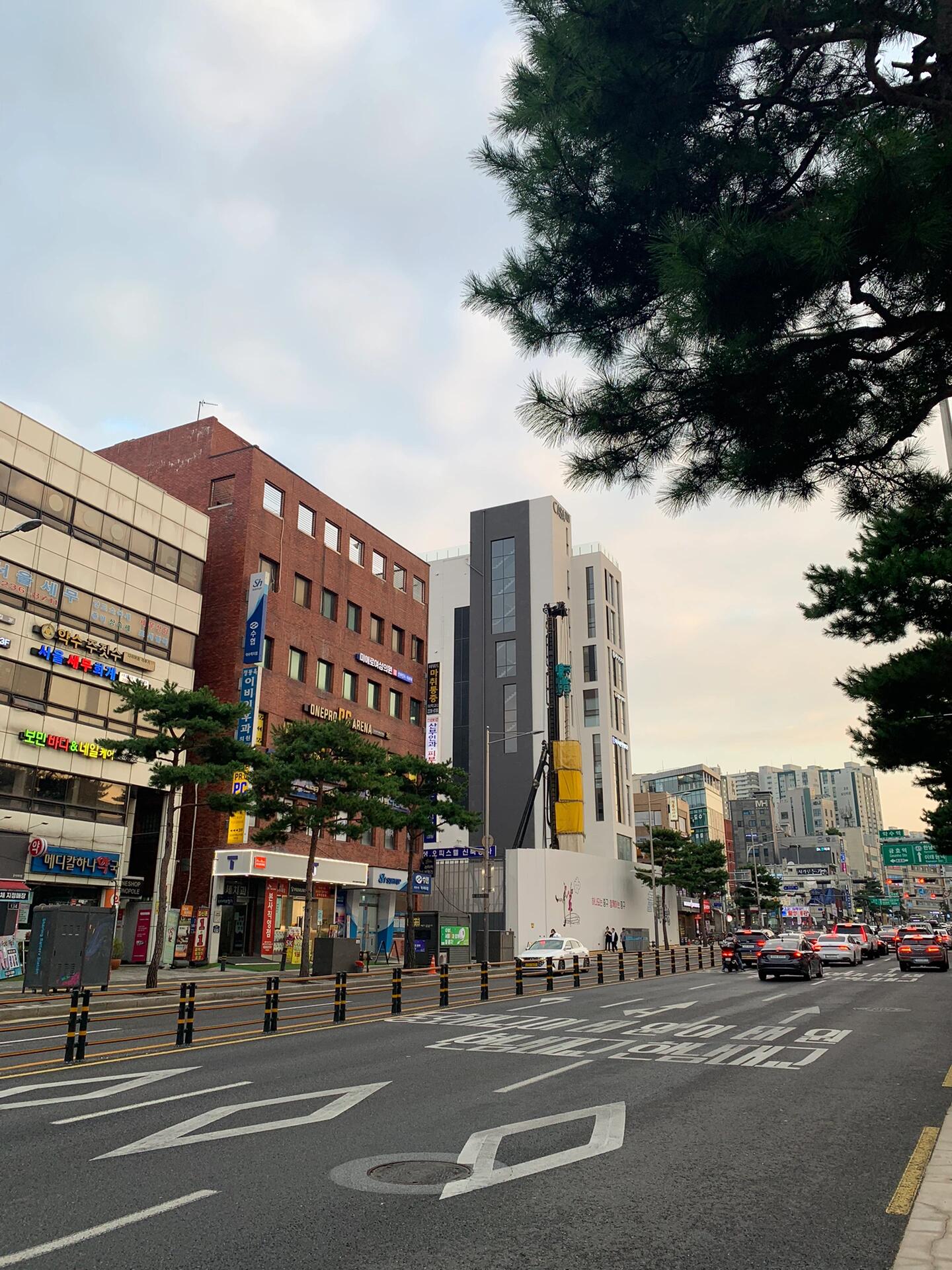 
                        韓國????八天七晚酒店住宿攻略韓國住酒店出口有電梯真的很重要????8.12-8.14入住首爾忠武路G3 hotel：強烈推薦??出行非常方便，酒店干凈且新，雖然不大但大床房足夠兩人入住。唯一缺點是浴室有時會有下水道味道。這家酒店在小紅書上推薦很多。?? 從機場坐6001到忠武路站下車，馬路對面就是。?? 忠武路地鐵站步行2分鐘，樓下有GS25便利店，周圍交通也很方便。8.14-8.16入住釜山海云臺Haeundae COTICE Ambassador Hotel這是一家公寓式酒店，大床房有廚房和陽臺，但衛生間較小。酒店很新，目前小紅書上推薦不多。?? 海云臺地鐵站5號口，有直梯，出來就是海云臺大街。順著大街走5分鐘左右，大街左邊mono masion路口左轉進去。樓下有emart24便利店，前行左手邊就是白鐘元推薦的元祖老奶奶湯飯。8.16-8.19入住首爾麻浦魯內酒店：雙床房，空間不錯，衛生間較大，酒店很新，強烈推薦???? 麻浦站2號口，有直梯，直走大約10分鐘。相比麻浦格萊德酒店（在孔德站門口），麻浦魯內酒店位于孔德和麻浦站之間，離地鐵站稍遠。如果只看距離的話，可能格萊德更優，但魯內也很不錯。這家酒店在小紅書上推薦很多。Ps：個人不建議住魯內，因為很多行程需要在孔德換乘，而孔德站實在太大了。#首爾旅行 #韓國首爾酒店 #韓國酒店推薦 #釜山旅行