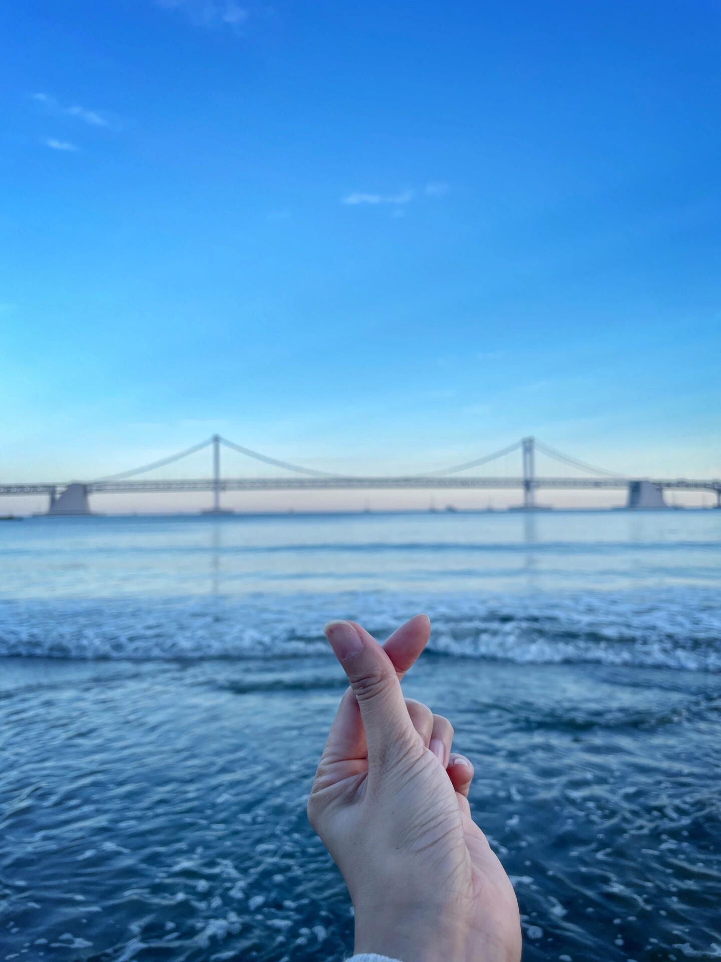 
                        是浪漫的顏色廣安里海水浴場，本不抱太大希望，但昨天的日光實在太美好，是被天空眷顧的色彩，是浪漫的顏色。#韓國旅行 #釜山旅行 #海灘 #旅游 #拍照 #今日份海邊 ???