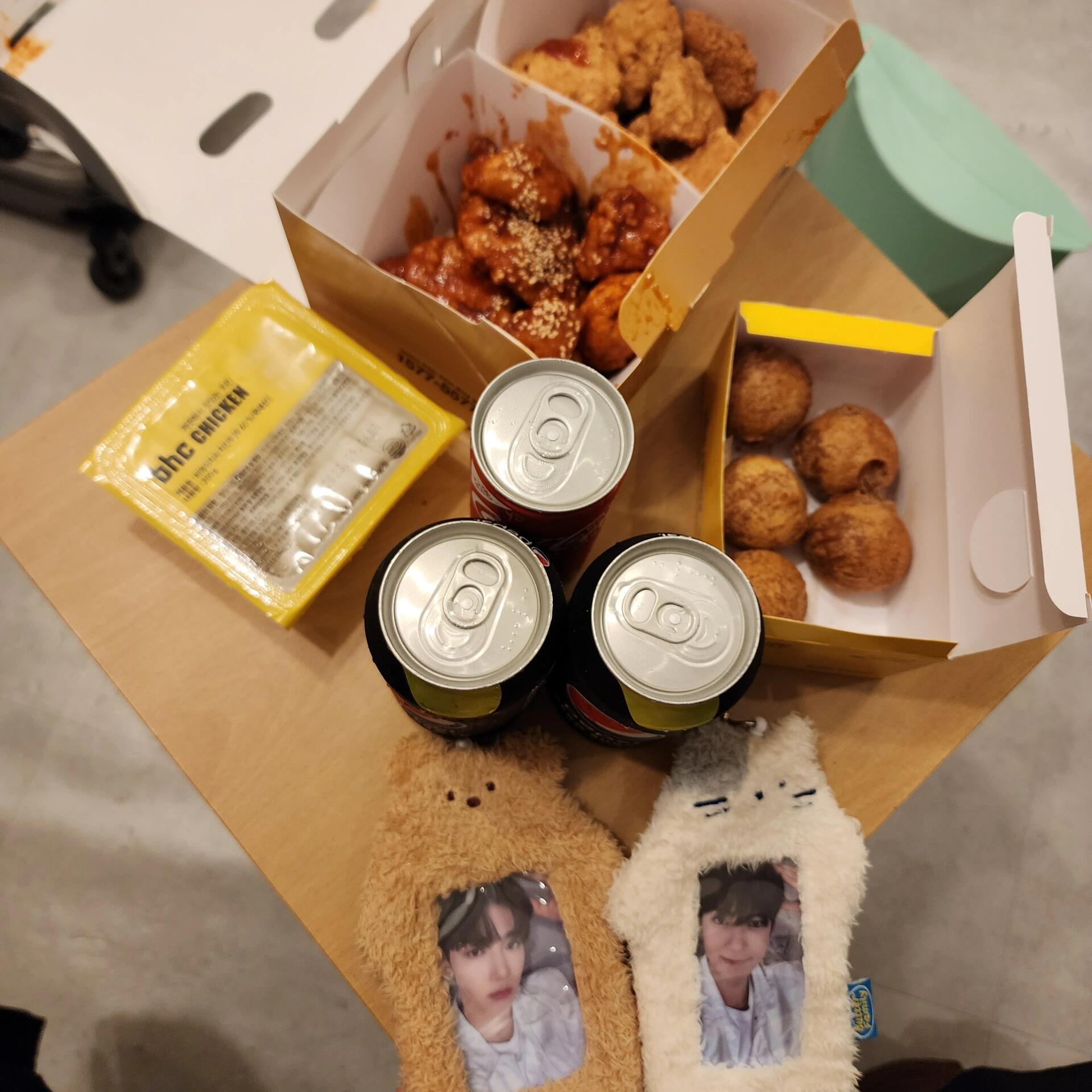 
                        首爾游DAY-2 下篇：南山塔探秘第三次打卡南山塔啦！從明洞站下車，沿著Pacific Hotel右邊的小路往上走，大約10分鐘的上坡路就到了。???♀?排隊等纜車的時候，正好遇上了童子軍大部隊，排了兩個小時呢！建議大家提前考慮好是否要買下山的纜車票哦。??下山的路程確實有點長，但也因此成功打卡了樂華Line的拍照點，超級值得！?? 中國女人的嚴謹精神果然名不虛傳。晚上十點半在明洞的BHC只能打包，所以我們回弘大打包回去吃。雖然只有無骨的，但印象中有骨的更美味哦！??#首爾南山塔 #韓國旅行 #明洞 #弘大 #美食探店