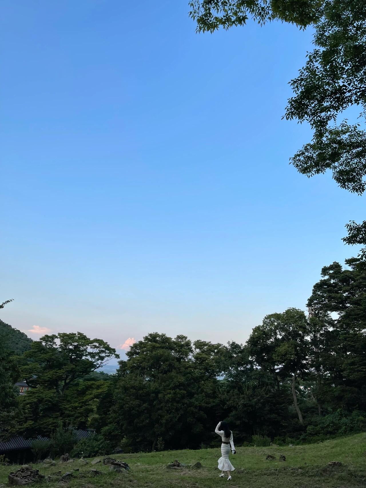
                        韓國旅行｜仁川周邊｜韓國寺廟周末打卡傳燈寺??這里可是韓國最古老的寺廟之一，位于山上，面積超大！繼仁川中國城和月尾島之后，又發現了一個新晉打卡地！傳燈寺就在江華島附近，從仁荷大學開車過去，如果不堵車大約40分鐘左右。心情浮躁的時候，來寺廟真的能讓人平靜不少。特別推薦來看日落，美到讓人心醉。小提示：記得帶點零錢哦，這里有許愿池可以許愿??#韓國旅行 #韓國 #仁川旅游 #江華島 #韓國寺廟 #鼎足山 #江華郡