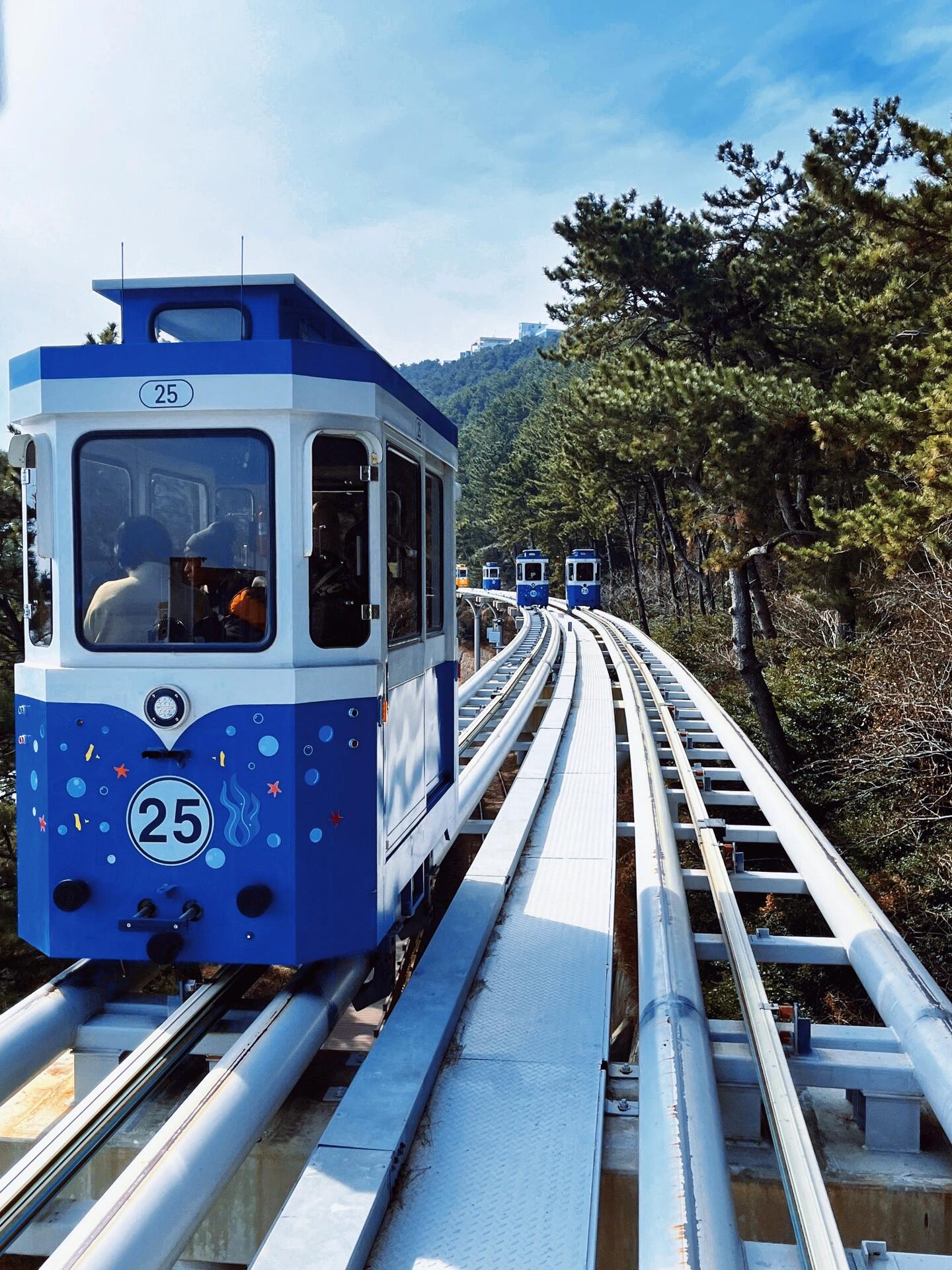 
                        釜山海云臺｜天空膠囊小火車今天天氣有點陰沉，但沒下雨已經比預期好很多了???。照片用了濾鏡??。票是在naver上買的，前提需要有韓國手機號??。naver直接搜?????????，買票后在官網輸入序列碼和手機號即可預約時間。幸好我看的時候2/6下午1-1:30有一個位置，直至十幾號都沒什么位置??。我8號就離開釜山了，所以一定要提前約！太火爆了??。然后過一段時間kakao會發消息??，點進去可以看到二維碼電子票??，憑二維碼就可以上車啦！我的方向是???-??，排隊五分鐘，全程20分鐘左右吧。天氣原因，感覺風景就還好???。小火車確實蠻出片的，適合喜歡拍照的姐妹或者小情侶????，慢悠悠的晃過去就可以走去海云臺了。#釜山膠囊列車 #釜山 #釜山旅行 #韓國旅游 ????