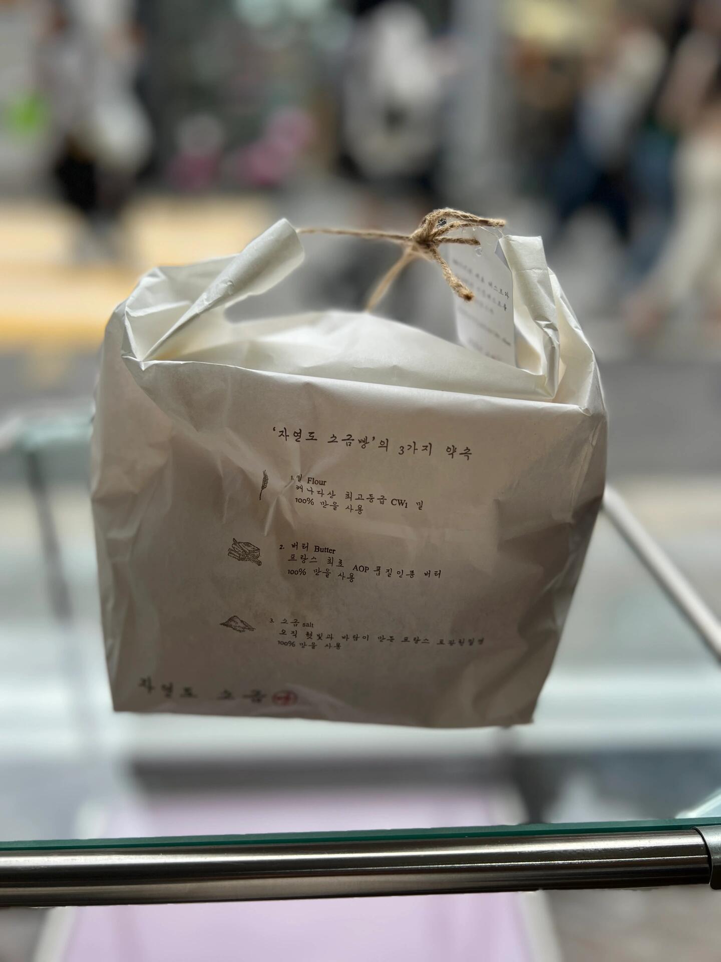 
                        首爾的咖啡日常：每天三杯不可少！??????首爾的街頭，處處可見咖啡香氣。????在這里，大杯冰美式是韓國人的日常，無論白天學習還是夜晚放松，冰美式都是最佳選擇。????雖然網紅店onion的面包一般，但咖啡店的第三空間設計卻讓人印象深刻，品牌氛圍值得我們學習。????#首爾咖啡 #咖啡控 #韓國生活 #首爾探店 #首爾美食 #咖啡時光 #下午茶時間