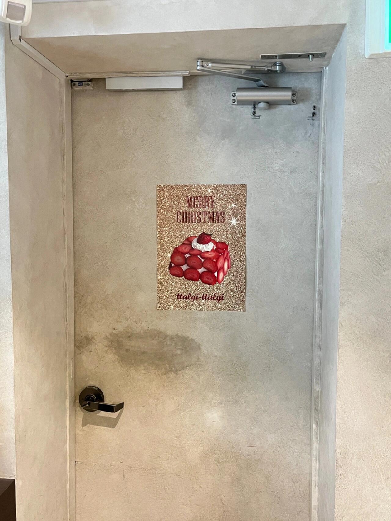 
                        ????韓國草莓蛋糕天花板??????在韓國有多家分店，我們去的是???，藏在一棟建筑的四樓。招牌有些隱蔽，跟著導航需要仔細尋找。我們點了他們家最熱賣的草莓蛋糕????，一塊要12000韓元，起初我和朋友都覺得有點貴。但嘗到第一口時，瞬間被驚艷到了！蛋糕的味道絕對值這個價。奶油的口感非常獨特，不是那種空氣感很強的，而是非常油潤。蛋糕體濕潤，里面還有椰蓉，香氣撲鼻。總之，超級推薦！喜歡蛋糕和草莓的朋友們，一定要趁草莓季去嘗嘗哦！???? ?? ????? ?? ??? ????42? 24-5 ????? 4?#韓國#首爾#韓國旅游#狎鷗亭探店#狎鷗亭咖啡廳