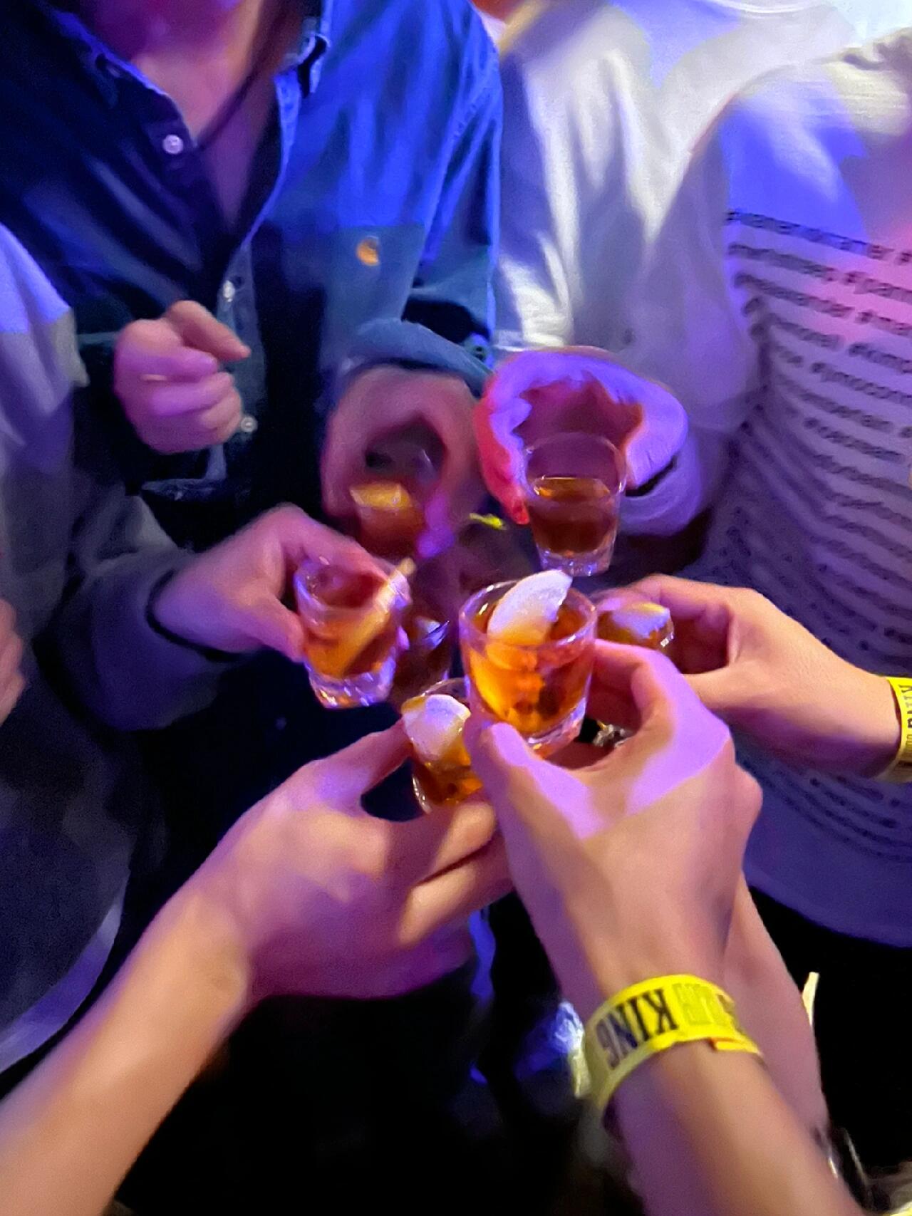 
                        首爾夜生活探險記??梨泰院蹦迪喝到大宿醉??首爾的夜生活真是太精彩了！一晚上逛了好幾家夜店，真的是蹦到停不下來。這里的酒吧和夜店基本上都是午夜12點以后才開始營業，韓國人真的是夜貓子??。反正??只要半小時的路程，我每個月都想來一次！#韓國旅行 #首爾 #夜生活 #梨泰院 #夜店蹦迪 #街頭探險 #韓國 #旅行靈感 #日常分享 ??