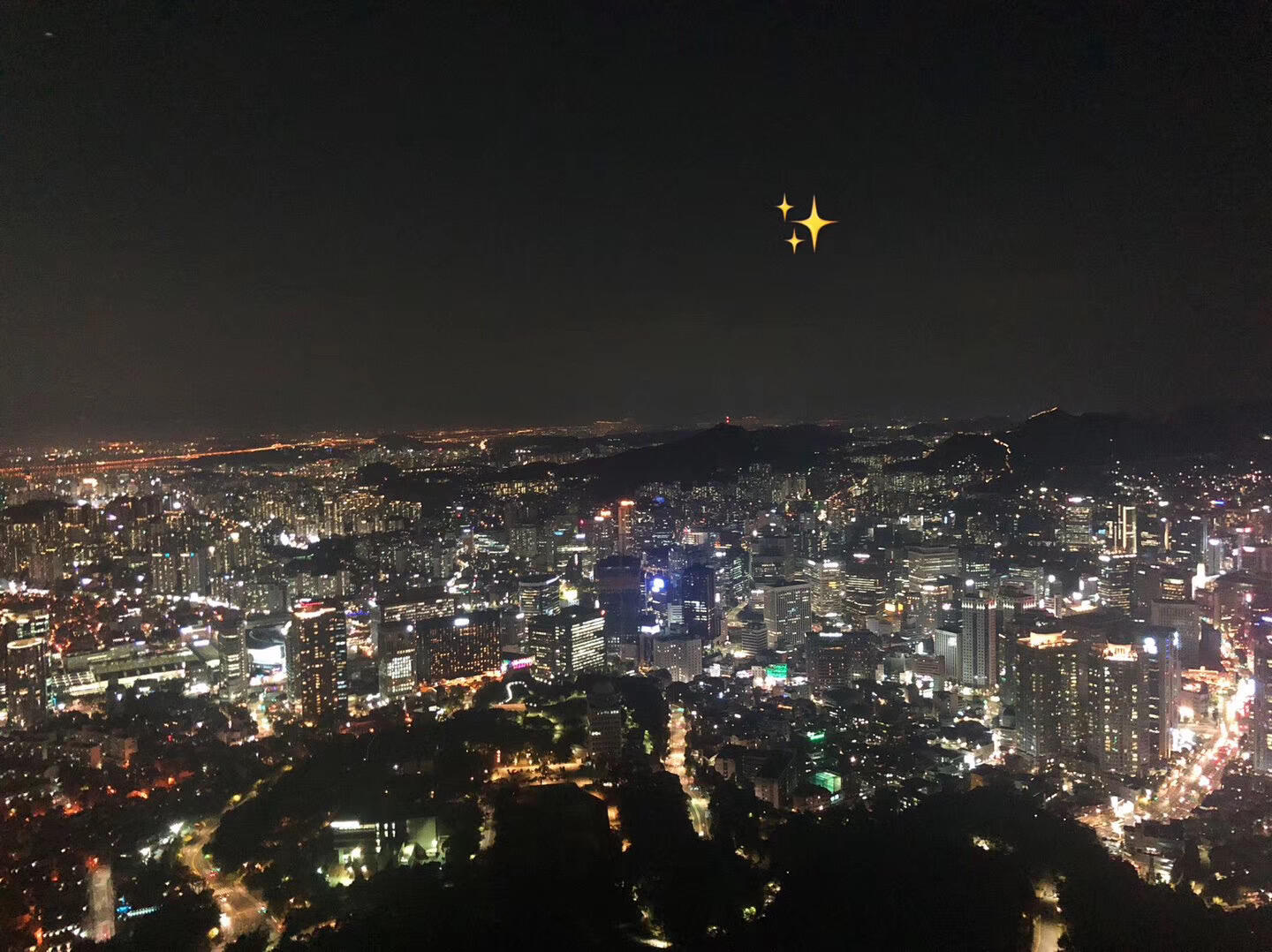 
                        來首爾必打卡的南山塔夜景??吃完美味的大五花烤肉，來南山塔走一圈，消食又賞景，簡直完美！#旅途中的美景 #韓國首爾 #首爾南山塔 #夜景 #美食與美景 #旅行打卡