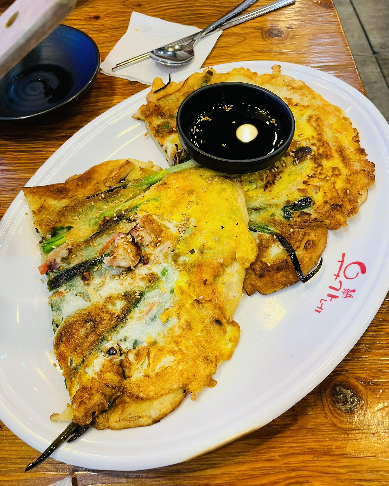 
                        ????首爾明洞美食｜辣炒鐵板雞????? ??????? ?? ?? 8?? 1918年出差時吃過一次，這次再來味道依舊，真的超好吃！??辣度適中，沒有韓國傳統的甜味，幾乎所有人都能接受的口味。明洞有三家分店，走到哪兒遇到哪兒都可以試試哦～推薦給所有喜歡吃雞肉的小姐妹們！??#首爾美食 #明洞 #明洞美食 #韓國旅行 #韓國美食 #辣炒雞 #探店 #美食推薦