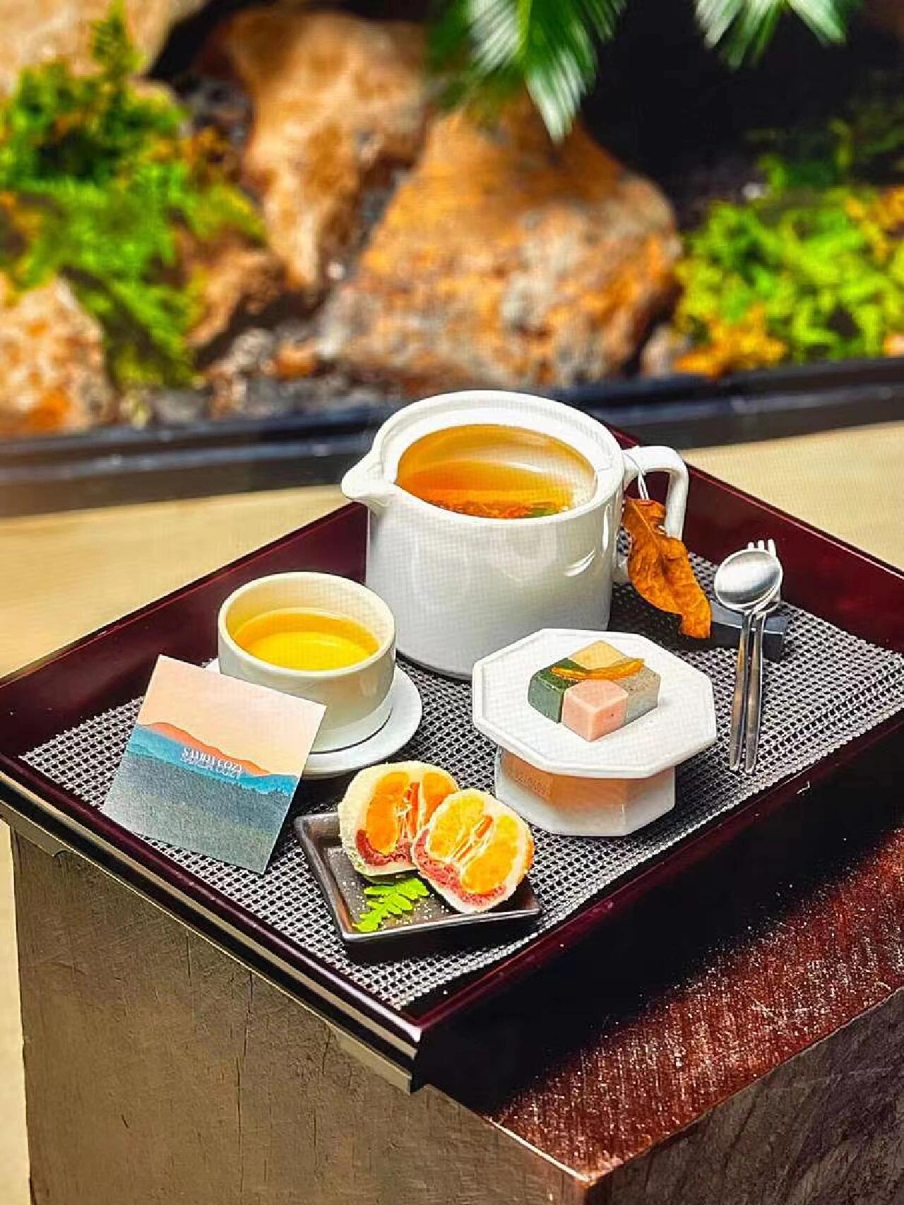 
                        ????首爾咖啡店|弘大探店????地址：?? ??? ???9? 34 1?營業時間：11:00-23:00這家咖啡店以濟州島為主題，獨具特色！??凍干草莓見得多，但用整個橘子制成的凍干水果還是頭一回見到！還有超好吃的綠茶布丁和可愛的石頭爺爺甜點，絕對值得一試！??#韓國生活 #咖啡店 #首爾美食 #首爾旅行 #弘大 #弘大探店 #弘大美食 #濟州島橘子 #濟州島綠茶 #綠茶 #濟州石頭爺爺