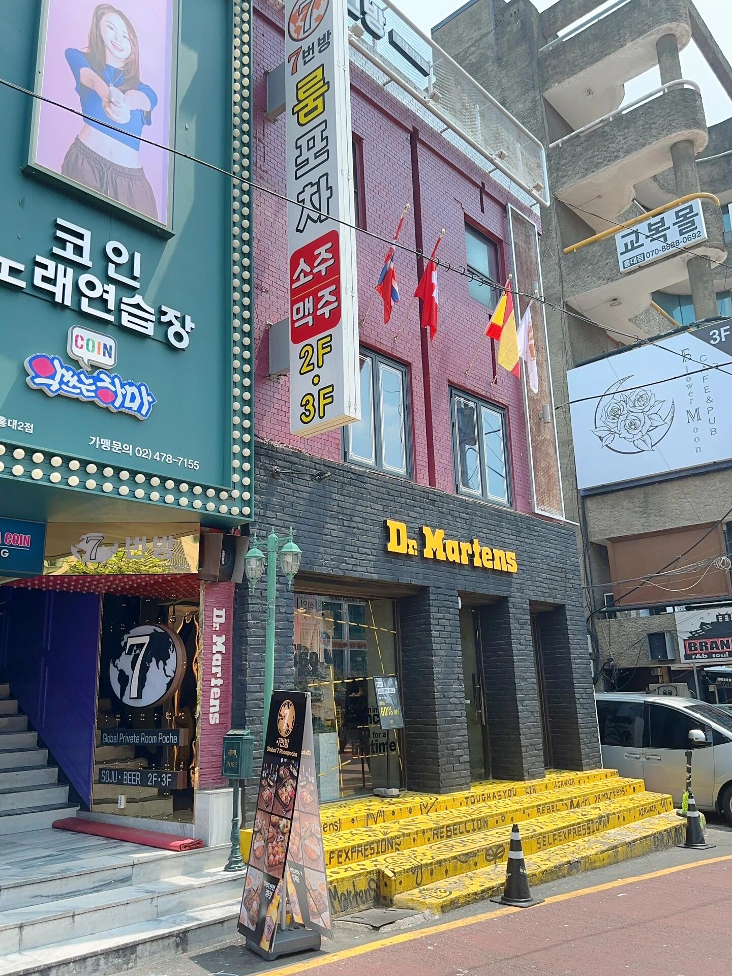 
                        在韓國，這些地方千萬別讓女朋友獨自去！1. MR。SHOW（圖1??）這是一個只允許女生入內的表演場所，很多韓國小姐姐甚至會帶著媽媽或奶奶一起來看。演員們都是經過嚴格篩選的，視覺效果超級震撼，全場尖叫聲不斷哦！2. 狩獵酒吧（圖2??，圖3??）韓國的酒吧種類繁多，其中狩獵酒吧是專門為單身男女設計的交友場所。來這里的人都是為了脫單，所以有男女朋友的韓國人絕對不會讓另一半單獨來這里。3. ????韓國三面環海，海邊游玩非常方便，但這個地方可不能讓另一半獨自去哦~你知道為什么嗎？在評論區告訴我吧~#韓國旅游 #首爾 #韓國 #韓國生活 #韓國日常 #韓國探店 #韓國美食 #韓國旅行 #韓國文化 #韓國必去景點 #韓國打卡 #韓國體驗 #韓國娛樂 #韓國海灘 #韓國夜生活 #韓國表演