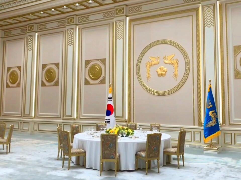 
                        快速云游韓國總統官邸舊址青瓦臺???快速云游韓國????總統官邸舊址——青瓦臺???Cheongwadae，感受歷史與現代的交融? #韓國 #青瓦臺 #韓國旅游 #韓國景點 #韓國旅行 #韓國總統府 #記錄生活 #旅行日記