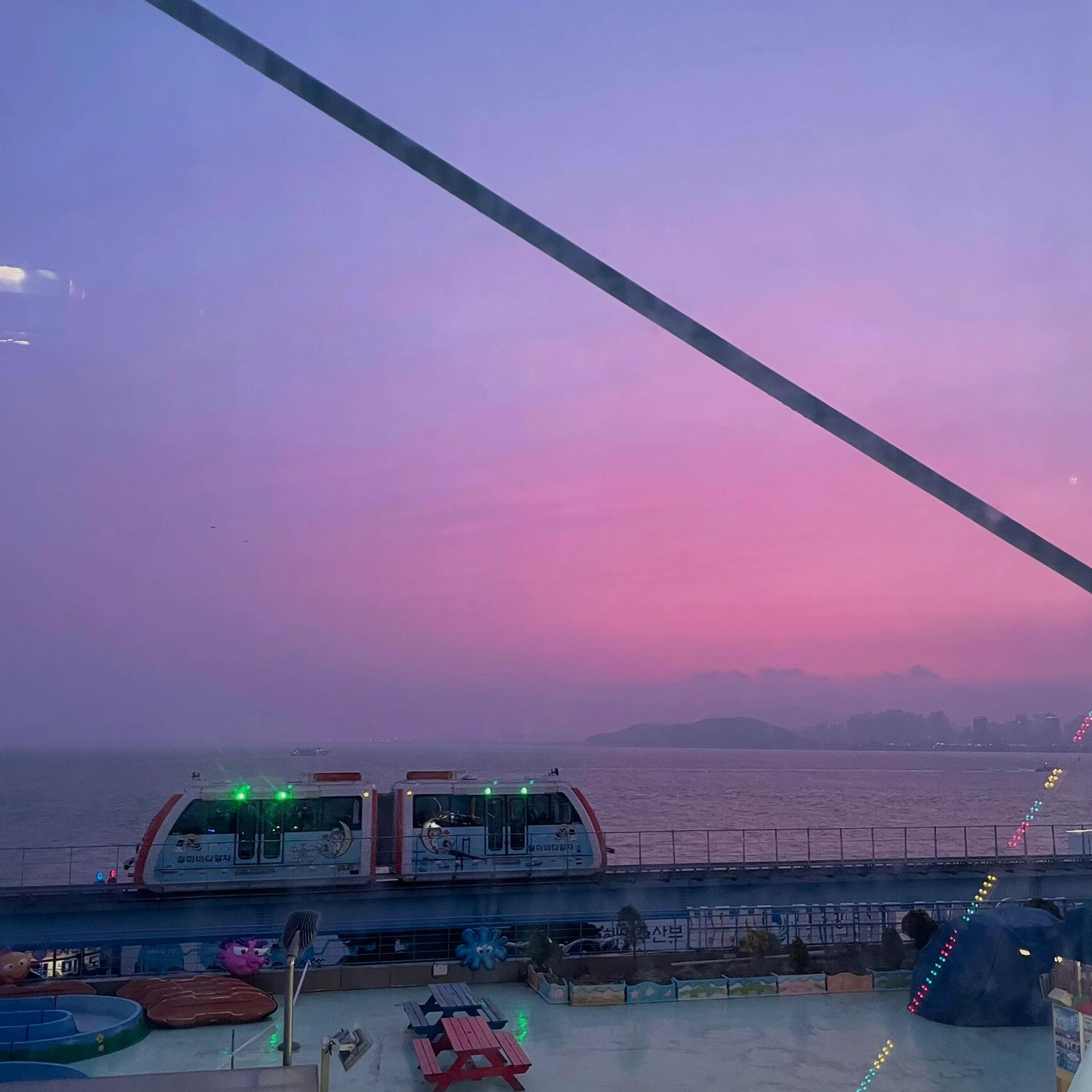
                        ???? 月尾島 海邊日落?本來陰天不太抱希望看到日落，沒想到還是很幸運地看到啦??#韓國 #仁川 #仁川月尾島 #海邊拍照 #摩天輪 #海邊日落 #煙花 #落日晚霞 #plog #治愈 #記錄 #我的日常 #韓國生活日常