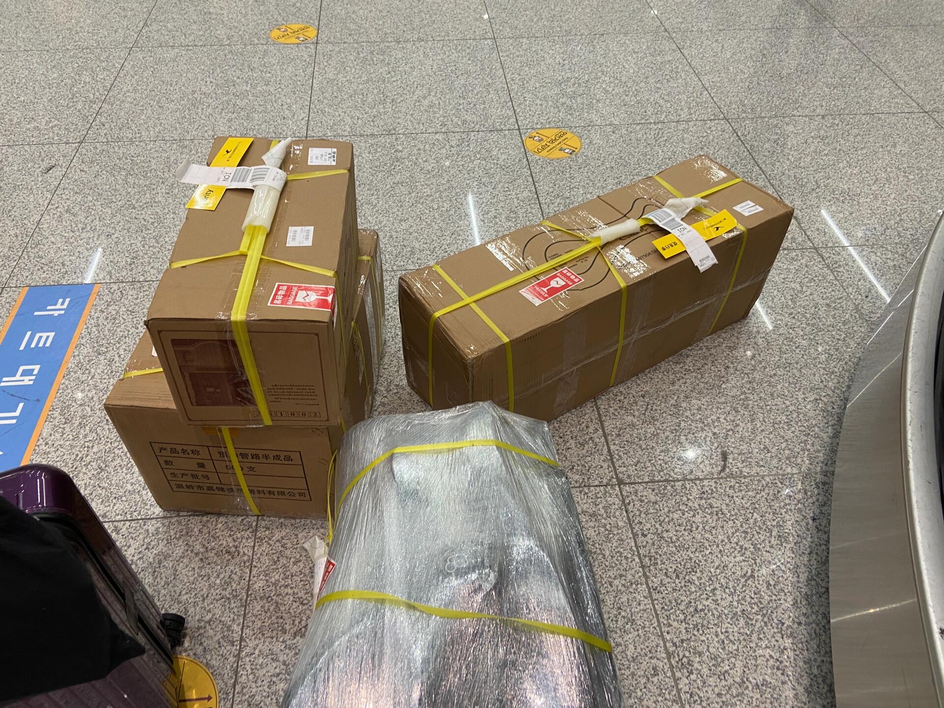 
                        入境首爾時帶來的周黑鴨被收了下了飛機??一路暢通，辦理入境也很快。現在首爾機場入境時，箱子也要過機的，結果我們的周黑鴨被檢測出來了，收走了！#韓國生活 #韓國入境 #韓國料理 #韓國東大門 #韓國旅行 #首爾機場