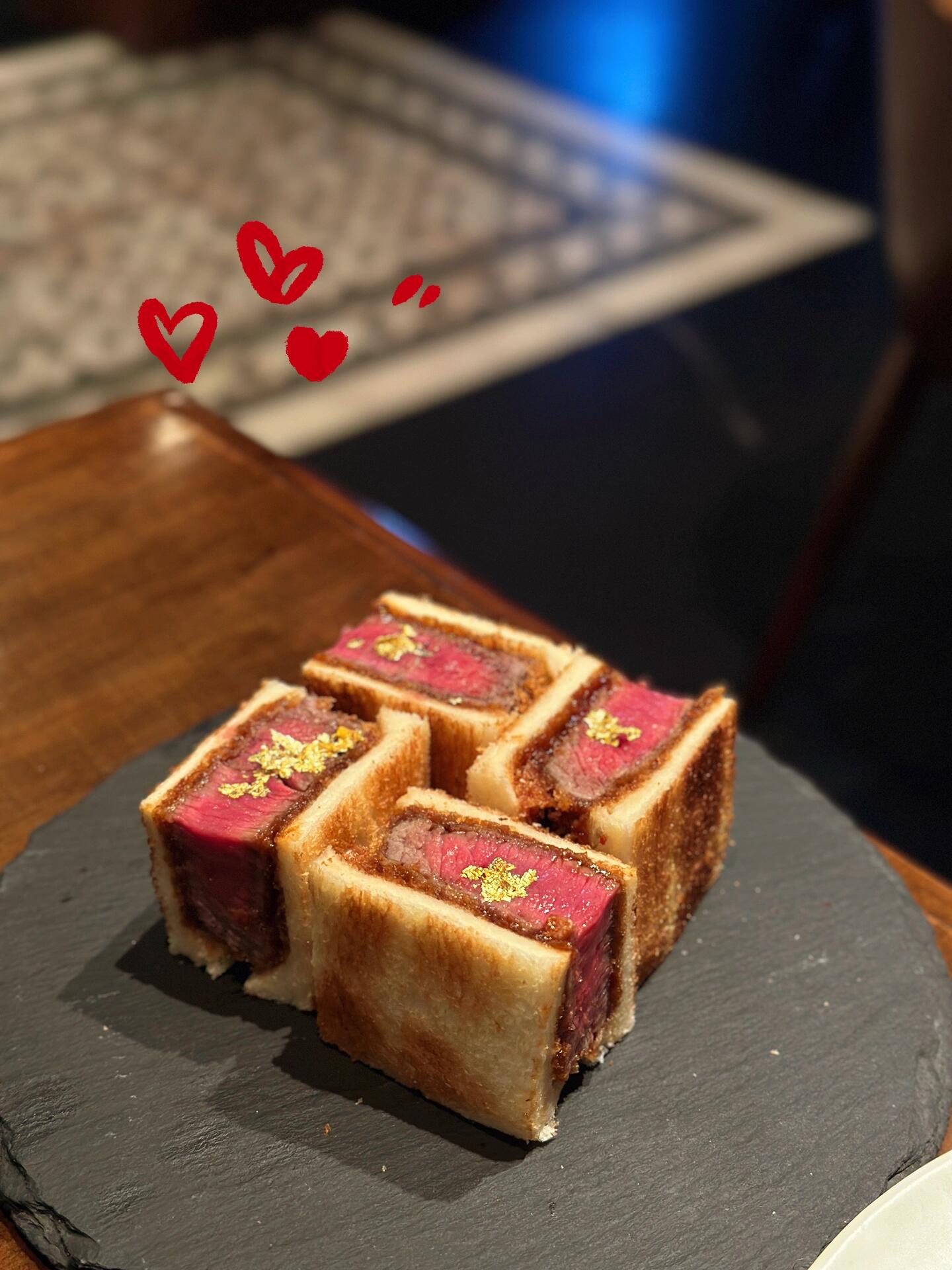 
                        韓國｜首爾韓牛??一周內嘗過最奢華的韓餐?? WOO TENDER????? ??? ????42? 25-10來之前我們就已經由美女朋友提前訂好了位置，21:30 最后點餐。??推薦菜：（菜單上有中文）1??特級菲力牛排肉質非常軟嫩，但又不是入口即化，仍保有一些紋理。推薦蘸取wasabi，意外的美味。2??西冷 Striploin西冷是我偏愛的部位，帶有油邊，油脂感十足。可以搭配黑松露鹽。3??魚子醬伴生牛肉魚子醬的存在感較低，還是傳統的韓國麻油伴牛肉條。4??菲力牛排三明治趁熱吃，否則三明治的吐司部分會變軟！5??韓牛泡菜炒飯一定要點！！！！！！韓牛讓原本單調的泡菜炒飯增添了肉香，用鐵盤呈上的泡菜炒飯，底下還有焦香的米粒。喜歡的可以慢慢享用。6??烤芝士same everywhere??人均 580（人民幣，無酒水）??推薦指數????????（美味但價格不菲）#韓餐 #韓國 #首爾探店 #首爾美食 #首爾旅行 #吃貨在首爾 #韓國旅行 #韓國美食 #韓國美食探店 #首爾美食探店 #首爾韓牛烤肉店 #菲力牛排 #牛排三明治 ?????