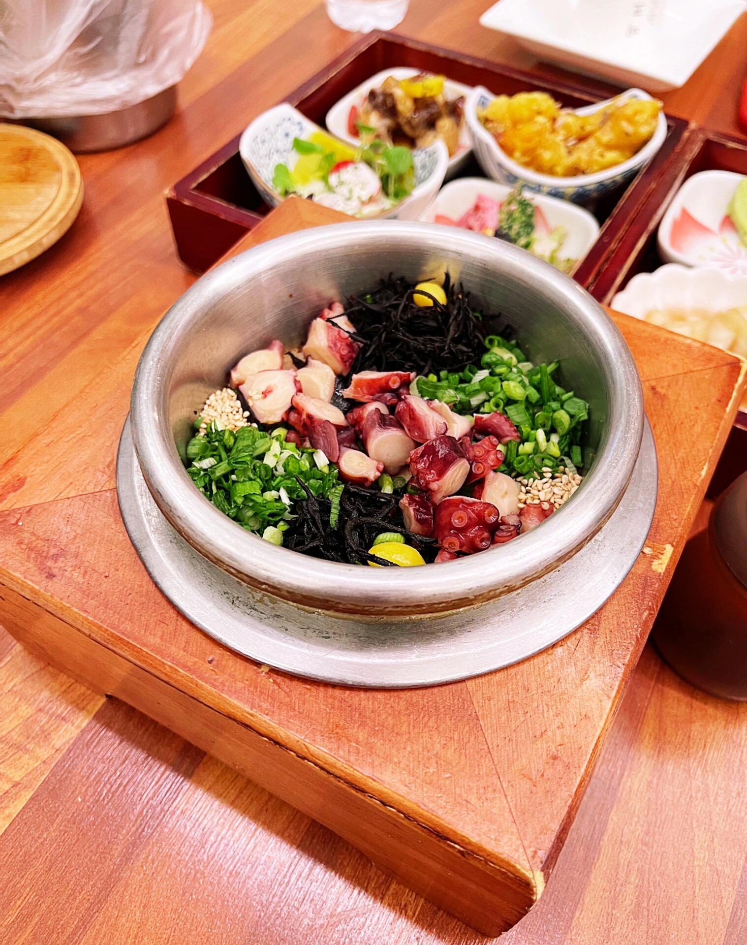 
                        ??? 釜山必吃美食探店 | 美女海鮮生腌 ??在釜山探尋美食寶藏時，絕不能錯過當地贊爆的美女海鮮生腌（???）！??位于天空膠囊小火車尾浦站旁，完美的美食之旅就是吃完這里的海鮮再去坐小火車欣賞夜景。??不過提醒大家，這家店超級火爆，人潮洶涌，尤其是晚上！?? 我昨天去時正好下雨，站在門口等待的時候冷颼颼的，但為了美食，一切都值得！??? 拿到號碼牌后，如果想四處逛逛，記得提前回來，因為這里過號的風險超級高！如果你想避開海云臺的人潮，可以考慮去松亭或廣安里的分店。???♀? 我個人推薦松亭分店，因為你可以坐完膠囊火車到清沙浦，然后沿著棧道走到松亭，店就在海岸線邊上，想象一下，在二樓邊享受著海景邊吃著新鮮海鮮，簡直是人生一大樂事！??搜索店名“???”在NAVER，三個分店的地址都能搜到哦！?? 海云臺總店地址：?? ???? ????62?? 3對于食量不大的小伙伴們，直接點招牌生腌就完美了。招牌生腌是兩人份起，圖上的就是兩人份，價格是35000韓元/份，包括生腌、12個小菜、2份米飯和2份海帶湯，絕對能讓你吃得滿足！??螃蟹??味道不錯，雖然沒有首爾的醬蟹大，但是??和扇貝肉腌制得恰到好處，雖然略咸，但其他海鮮都很新鮮美味。韓國的小菜真的每次都好豐富，海鮮愛好者一定要嘗嘗看！我們還額外點了一份章魚??拌飯，味道一般，沒能吃完。如果你感興趣，可以嘗試鰻魚拌飯，作為拌飯里的高端選擇，可能會更加美味哦！#釜山旅游 #釜山美食 #釜山行 #韓國旅游 #韓國料理 #韓國美食 ?????