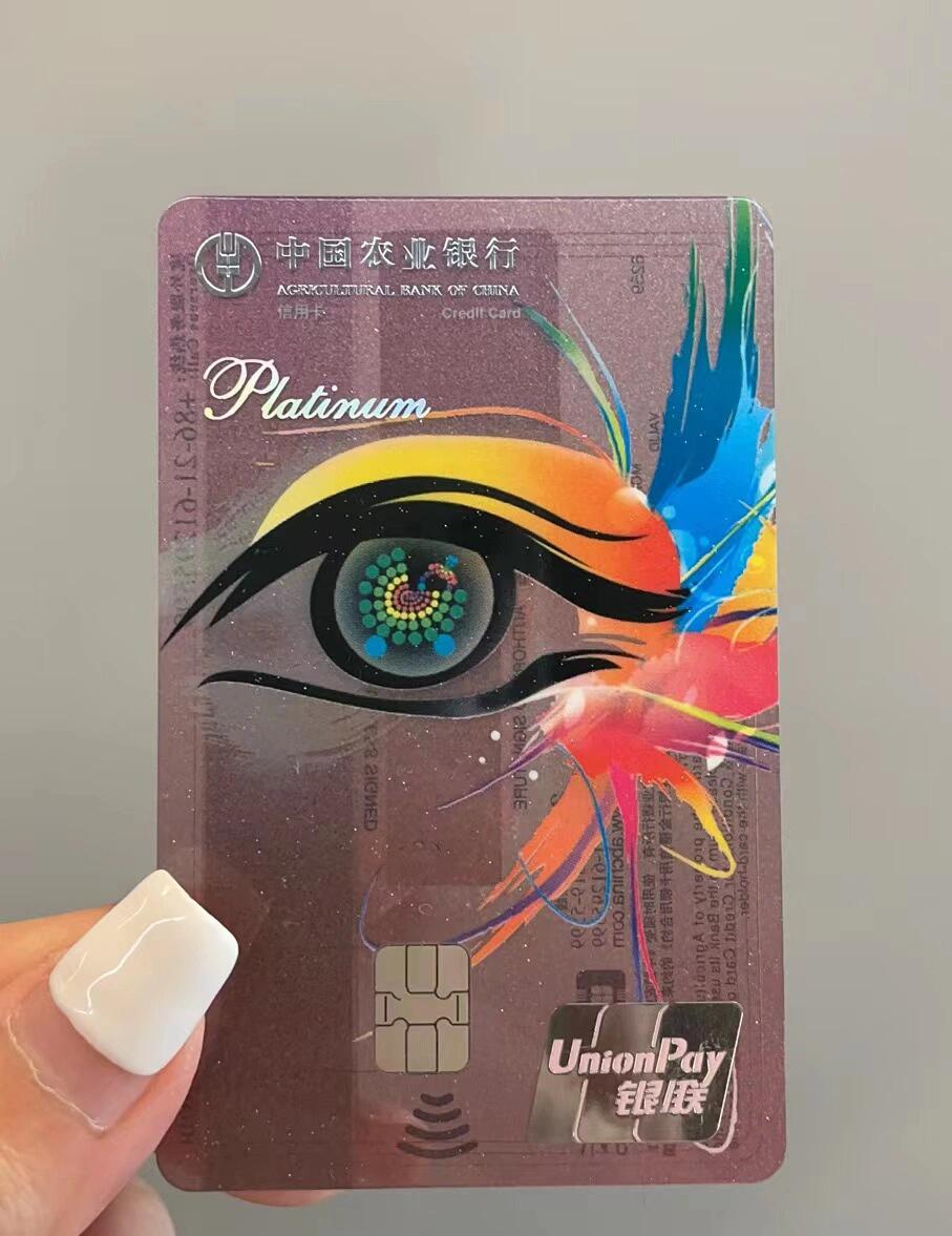 
                        七年首爾老師傅????往返幾十次整理出的秘?秘籍很多姐妹都有問我首爾怎么玩才能不踩坑，作為經常去首爾的“熟客”??真誠建議：不要再去游客店人擠人啦！????關于吃：每次看韓劇都覺得炸雞??烤肉好香，來首爾一定要吃正宗的！炸雞??：BHC和校村炸雞都不會踩雷！推薦圖里BHC上面這個味道~直火牛排??：???任何人沒吃過我都會傷心的！！滿滿一大口肉真的超滿足，每次吃都覺得很驚喜~炸醬面??：白鐘元的香港飯店0410這家炸醬面主打一個平價量大好吃，和國內的炸醬面不是一個味道，可以去嘗嘗鮮????關于出行：出去玩我比較喜歡坐公共交通，能更好地感受當地風土人情。首爾的公共交通也挺方便，可以下載一個T-money旅游交通卡，大部分交通工具都可直接用，比如地鐵??、公交??、出租車??，原價是3000韓幣??，但用銀聯卡有活動，只要100韓幣??就可以了，輕松又省錢推薦這個優惠！??關于景點：弘大??：是首爾年輕人文化藝術的聚集地，還有許多小眾設計師店，不容錯過！我喜歡的Stylenanda、XEXYMIX、小眾辣妹BADBLOOD等都在這邊梨泰院??：首爾著名的購物區之一，有很多高級餐廳和酒吧，也是明星網紅打卡點！上次來這里碰到一個超火的韓星哈哈哈~明洞??：說到首爾，明洞必去！這里有許多街頭小吃和店鋪，晚上??去更熱鬧！明洞旁邊就是新世界免稅店??了，我能逛一天！！這里除了有化妝品、奢侈品等，還有很多韓國特色小禮品，非常適合做伴手禮我在新世界免稅店買了好多彩妝和護膚品，也是用的銀聯卡，因為有立減活動，還挺劃算的（所以說，出門帶張銀聯卡真的很重要！！）其實關于付款方式，我來韓國以前在網上看了很多攻略，親身體驗過后還是主用銀聯卡??親測好用！！推薦信用卡借記卡各帶一張。信用卡在各種商戶都可以刷刷刷非常絲滑～有一些需要用現金的地方借記卡可以在ATM取現，匯率也很不錯，不用再到國內銀行提前兌換了，真的超級方便！我還帶了張農行的境外返現卡~境外消費每筆都能返現1%噢~太香了！！如果大家有國慶出游打算??的話真的蠻建議去韓國的，機票也不是很貴。這篇首爾攻略希望能幫到大家！#十一旅游 #出境游 #一人一個出境游信息差 #出游銀聯幫你省 #銀聯卡 #信用卡 #銀聯境外支付 #韓國旅行攻略 #首爾 #首爾旅行 #首爾美食