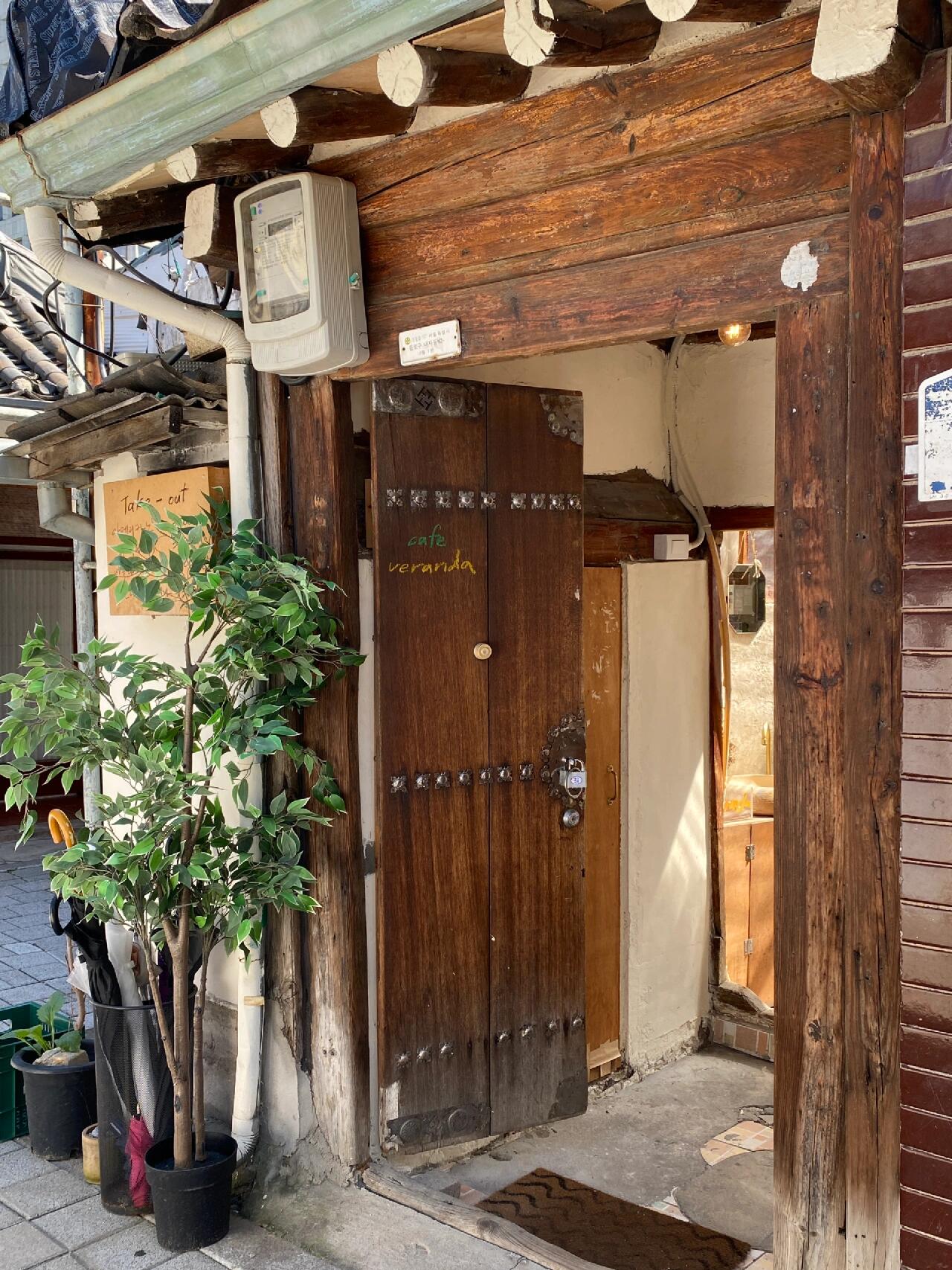 
                        首爾去哪兒｜景福宮西村復古咖啡店????? ????西村超火的咖啡店 ??已經有很多人推薦過了終于輪到我來打卡啦嘻嘻店面真的很小，天氣好的時候可以坐在外面工作日中午去的話還能遇到附近上班族來喝咖啡拿鐵味道一般，而且沒有甜點有點遺憾店里安靜的氛圍很適合一個人探店或者和好朋友小坐聊天，人多的話就有點擠了這里也非常適合拍照，暖色調的環境在好天氣下出片率超高店里有很多小細節，能看出老板很用心菜單是手寫在書上的，墻上還有很多小狗元素這家店可以帶狗狗一起哦地址：?? ??? ???10? 9-4#咖啡館 #探店 #cafe #咖啡 #首爾探店 #周末去哪兒 #我的咖啡日記 #COTD咖啡探店 #首爾咖啡店 #景福宮咖啡店 #景福宮 #西村咖啡店 #首爾旅行 #小眾咖啡店 #寵物友好餐廳