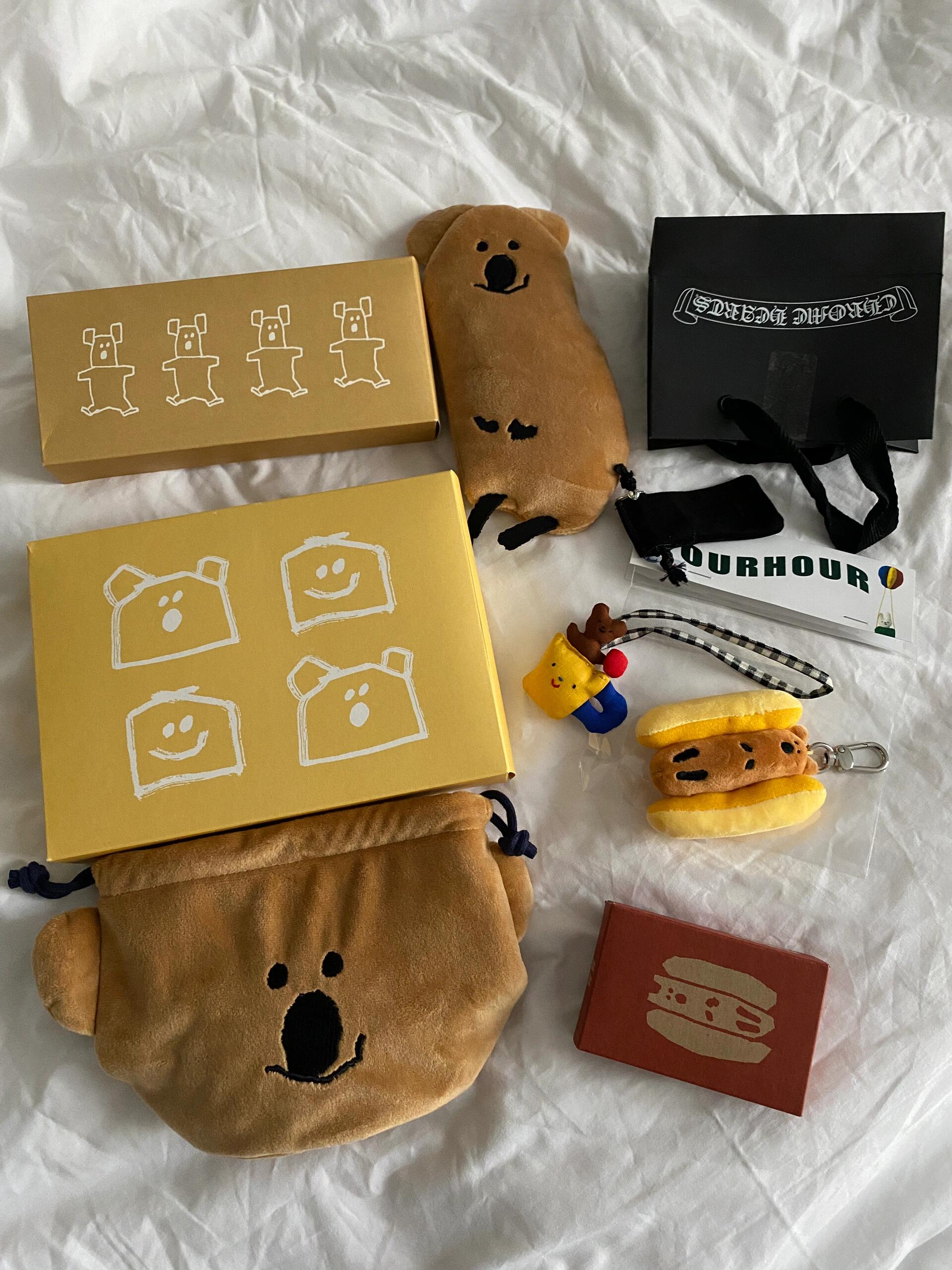 
                        ??左滑開箱?韓國文創??1??在景福宮附近的one more bag店里發現了柿子椒熊，店里有三款，我拿了一個??。這老實巴交的樣子，簡直像極了回去上班的打工人??。2??淘到一個Ourhour小熊，色彩美麗??，笑容有點像茄茄，三分譏笑、三分涼薄、四分漫不經心??。3??克羅心這次沒啥特別的??，但我還是入手了一只愛心戒指當尾戒，依然很美麗????。#購物開箱 #開箱 #韓國 #柿子椒熊 #ourhour #chromehearts #克羅心 #首爾探店 #韓國探店 #景福宮 #我的開箱日常 #文創 #好物分享