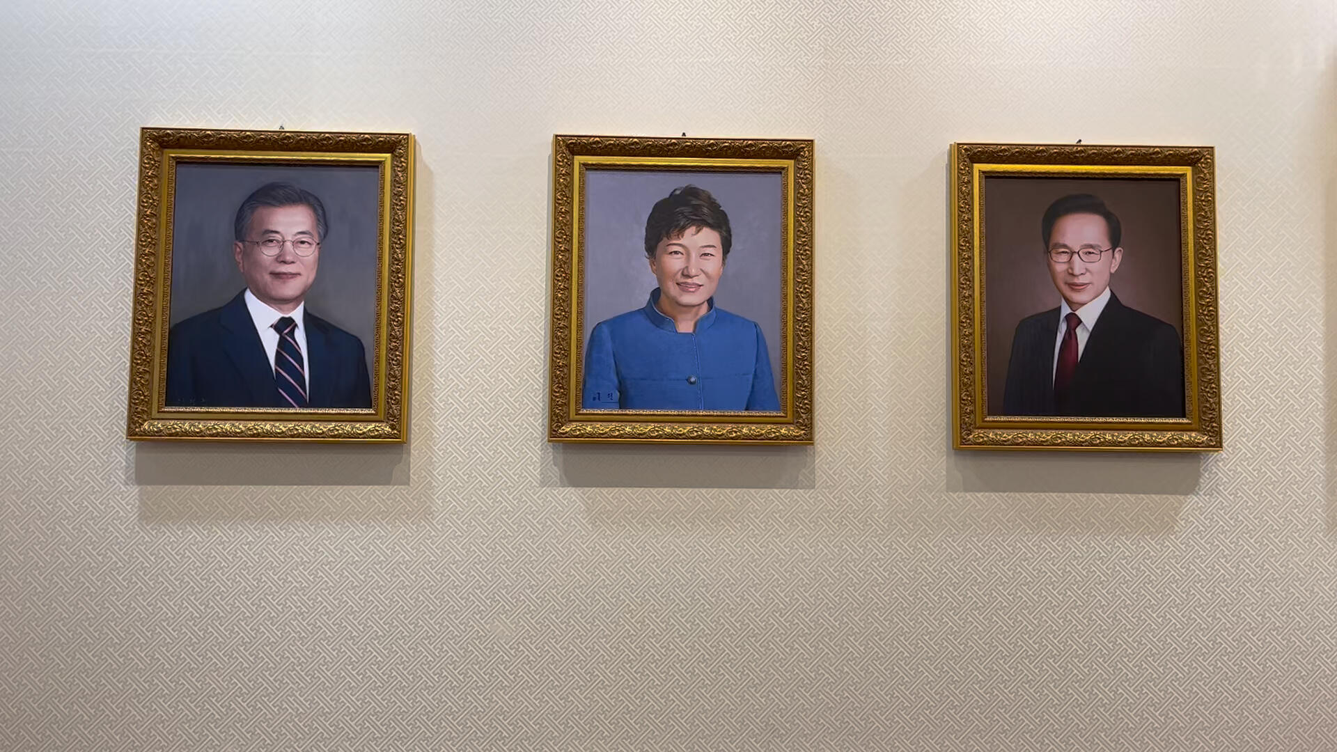 
                        青瓦臺一日游今天打卡了青瓦臺，這座擁有600多年歷史的建筑真是讓人嘆為觀止！?門前那棵古老的松樹依舊屹立不倒，靜靜見證著風云變幻和時代變遷。#青瓦臺 #韓國旅行 #歷史建筑 ?????
