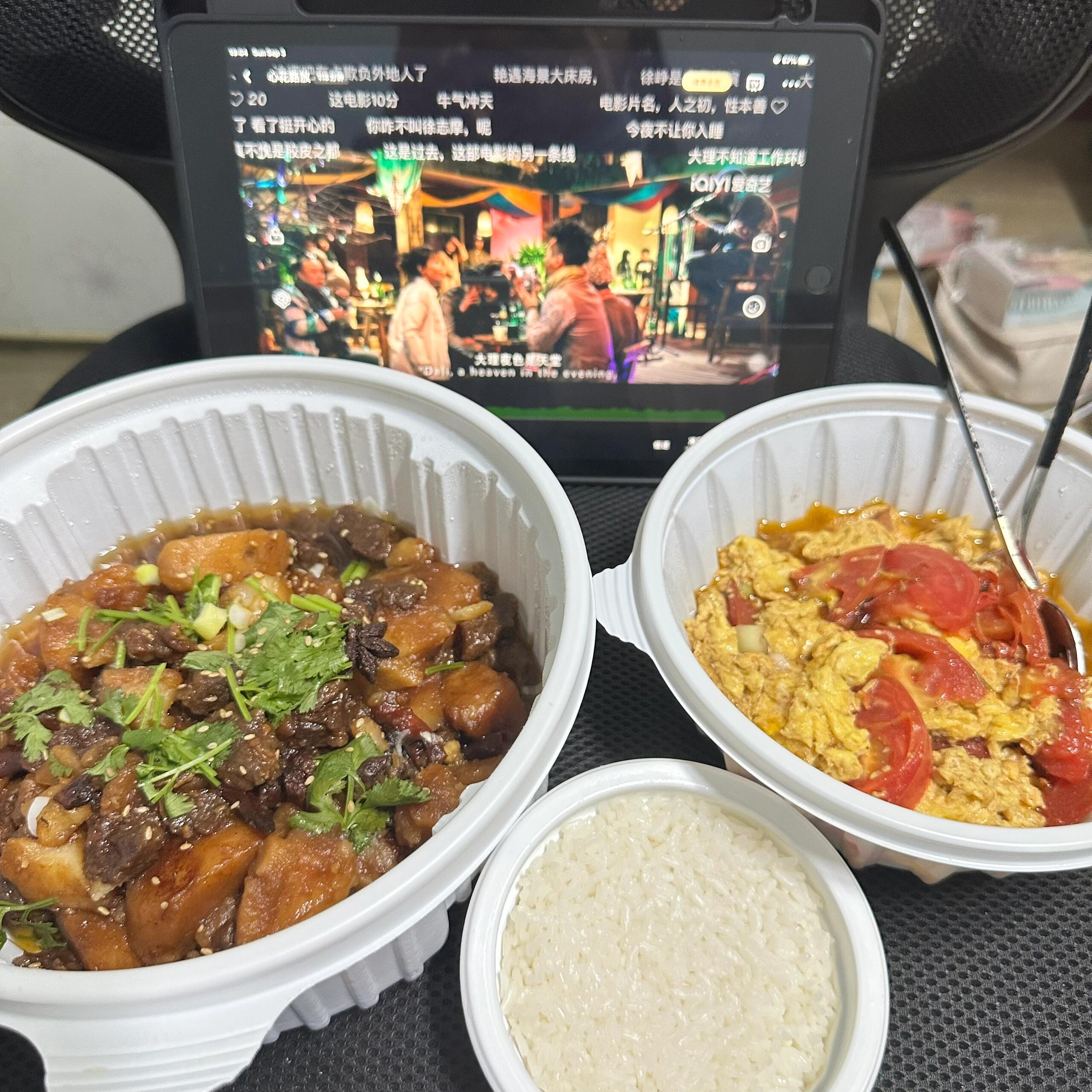 
                        大邱生活日記5：終于吃到美味的土豆牛肉啦！點了外賣，土豆牛肉28,000韓元，西紅柿雞蛋10,000韓元，真的超級好吃！雖然價格不算便宜，但對于這幾天一直吃甜辣醬的我來說，真的是一種巨大的安慰??。還順便點了兩瓶茶派，留著以后慢慢享用嘿嘿嘿。#大邱大學 #韓國大邱 #韓國留學 #大邱生活日記 ?????