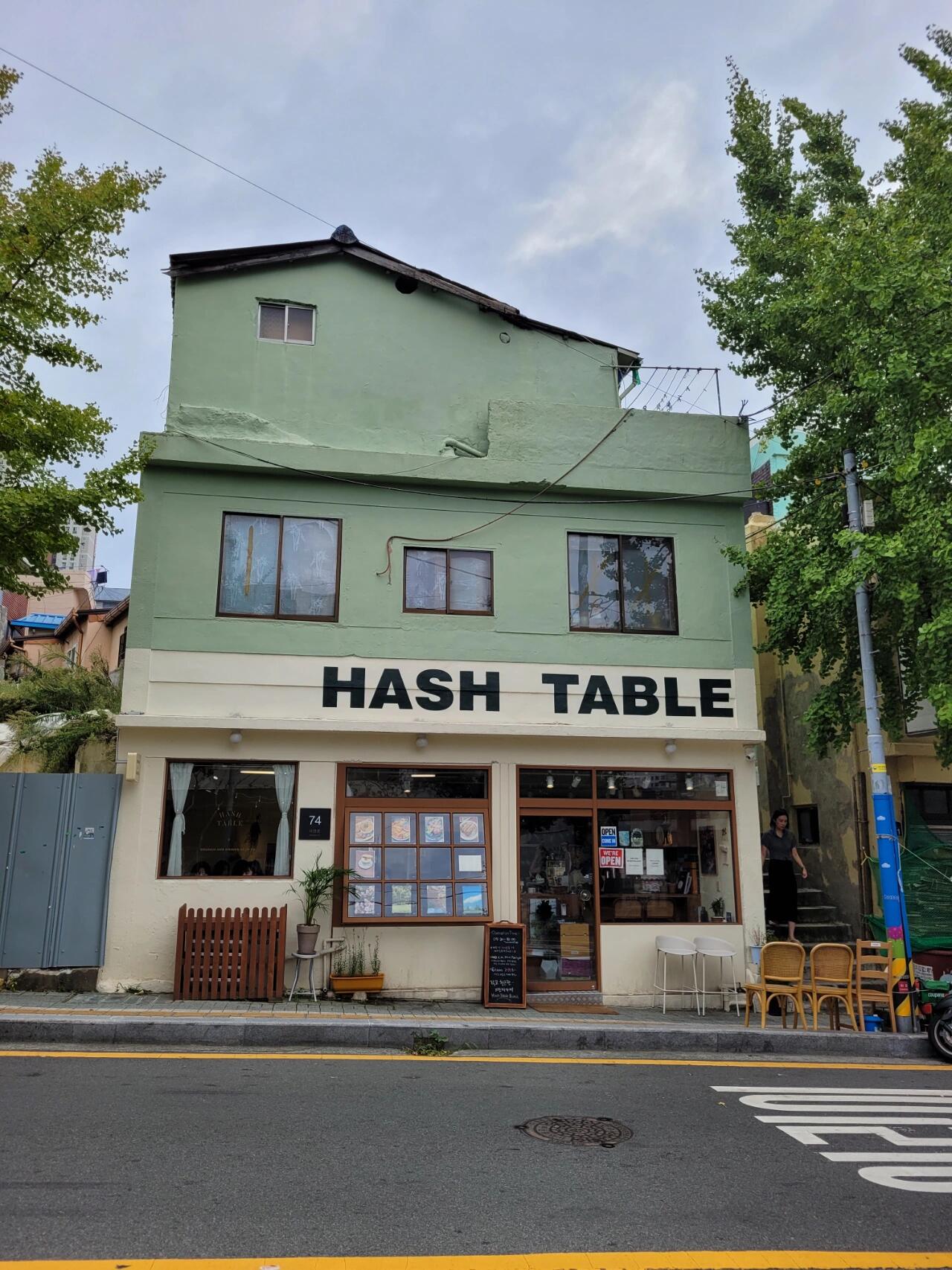
                        釜山必打卡的INS風西式咖啡?餐廳店名??- ???????(Hash Table)地址：?? ?????74 1?(??? 7? ??附近)價格：13900韓幣周日不營業哦，最多可坐三個人，店比較小。強烈推薦給大家！來釜山一定要來的餐廳，INS風格滿滿，人均100左右。圖上我選的是他們家的招牌——egg in hell。面包??配上???，真的超級好吃哦！這家店的裝修真的超治愈，特別適合和朋友一起拍照打卡探店哦??。#韓國生活 #釜山美食 #釜山 #周末探店 #COTD咖啡探店 #釜山探店 #ins #釜山旅行 #釜山旅游 #釜山攻略 #韓國釜山