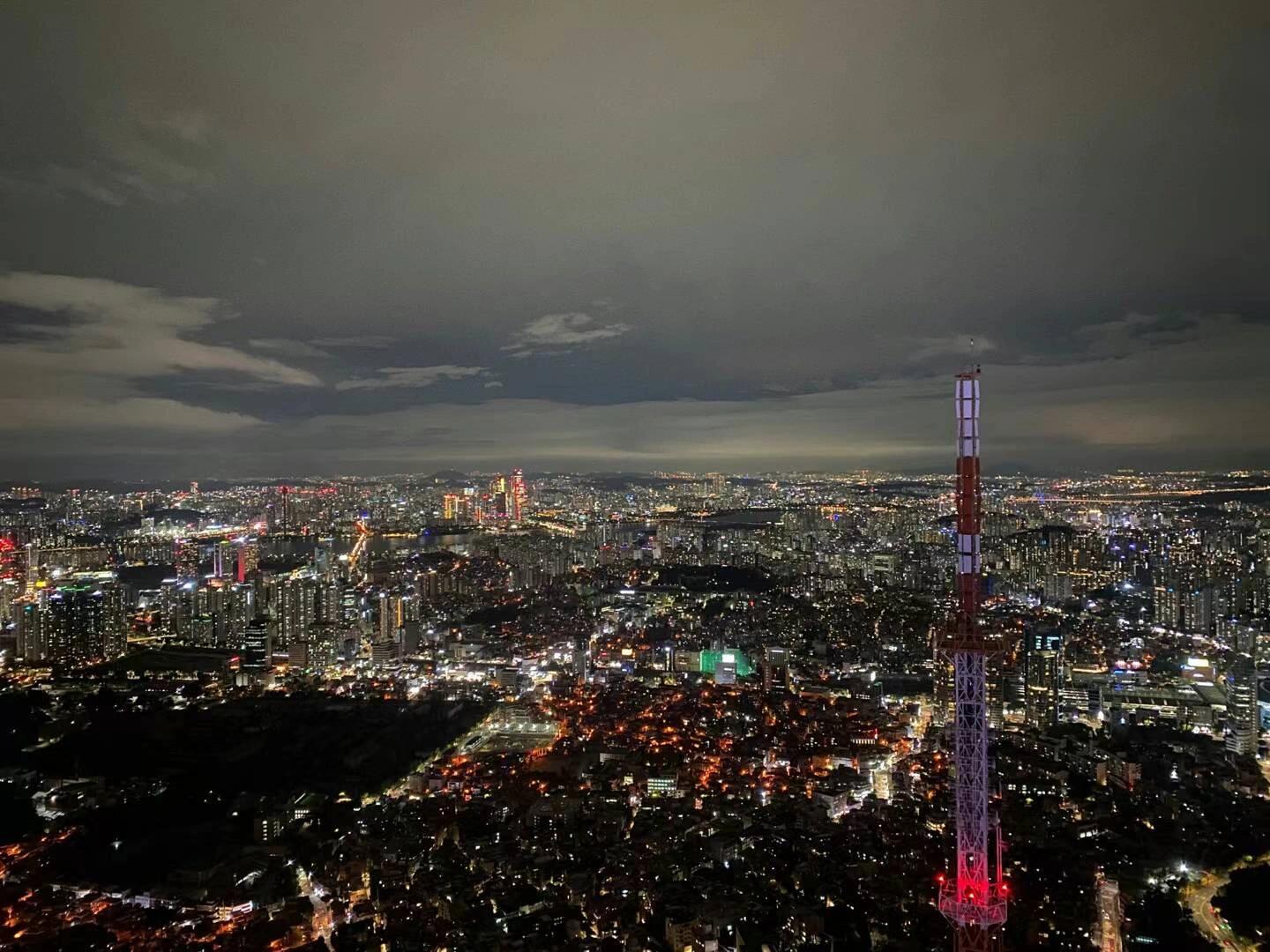 
                        首爾塔夜景打卡指南?哈嘍??，終于在南山公園的首爾塔邂逅了絕美的夜景！日落后，沿著蜿蜒的小路慢慢爬上去，終于看到了絢麗的城市燈光?。#首爾塔 #南山塔 #首爾夜景 #韓國旅行