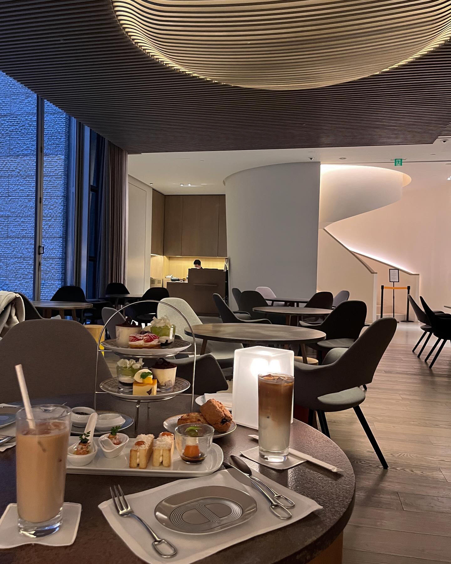 
                        ????｜Hermes咖啡廳打卡指南Hermes Cafe Madang ???? ?? ??這家咖啡廳的餐具真是精致到不行?！雙人下午茶套餐價格為65900韓元，味道還算不錯，最適合和閨蜜們一起聚會、約會和拍美美的照片??～地址：????? ??? ????45? 7 ?????? ?? B1F#愛馬仕咖啡廳 #韓國愛馬仕 #韓國下午茶 #咖啡廳拍照 #咖啡廳打卡 #江南咖啡 #狎鷗亭探店 #韓國狎鷗亭 #狎鷗亭咖啡 ??