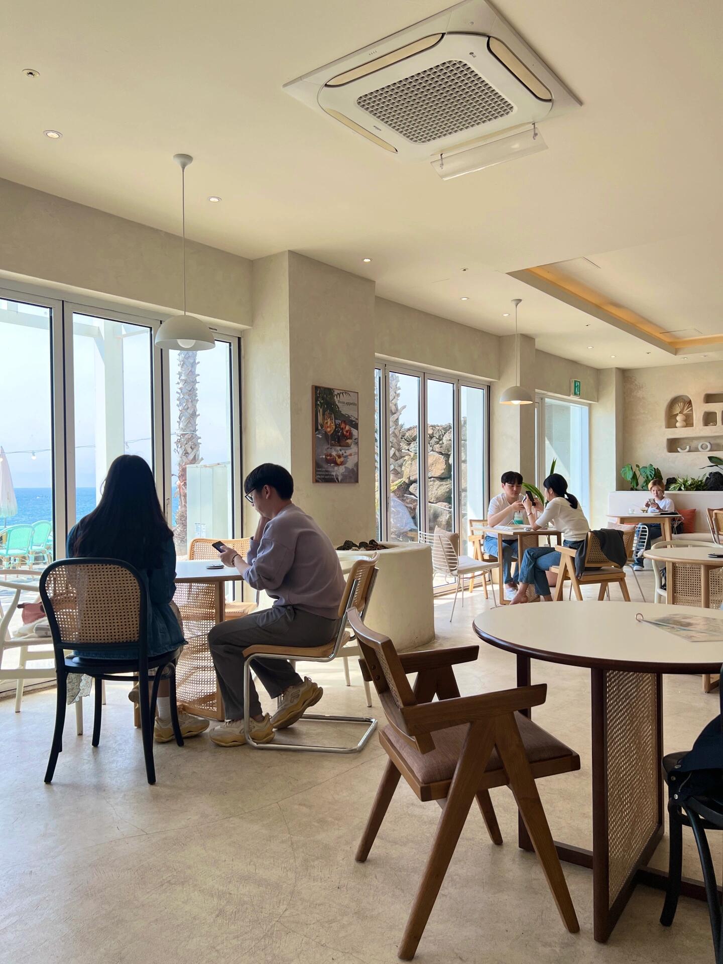 
                        不去這4??家咖啡館等于白來濟州島！（自封版）是我個人審美！在濟州島呆了6天這四家真的推薦大家去！.1??圖2–5 ?? Cafe Mou Moon在咸德浴場，巨大的落地窗面對的玻璃洋真的太美了！而且這家是我見過甜品最多的咖啡店??自助模式，我可以在這里坐上一整天～.2??圖6-9 ?? Blanc Rocher在牛島！網紅店中的網紅店，屬于來牛島必去咖啡館??飲品一般般，但是風景真的很好。這家下午5點打烊，5:30關門，大家記得早點去.3??圖10-13 ?? Cafe Layered小狗咖啡真的太ins啦！！完完全全符合俺們的審美，每個角落都好看好拍，想出片的辣妹去這里準沒錯????隔壁就是網紅倫敦貝果??.4??圖14-17?? Aewol the Sunset在涯月邑的玻璃海邊！這家看日落真的好美?? 窗戶外面都是玻璃海，二樓還有無邊泳池可以拍照，服務也不錯，會講中文哦～-#濟州島旅行 #濟州島 #濟州 #韓國咖啡館 #韓國旅行 #探店