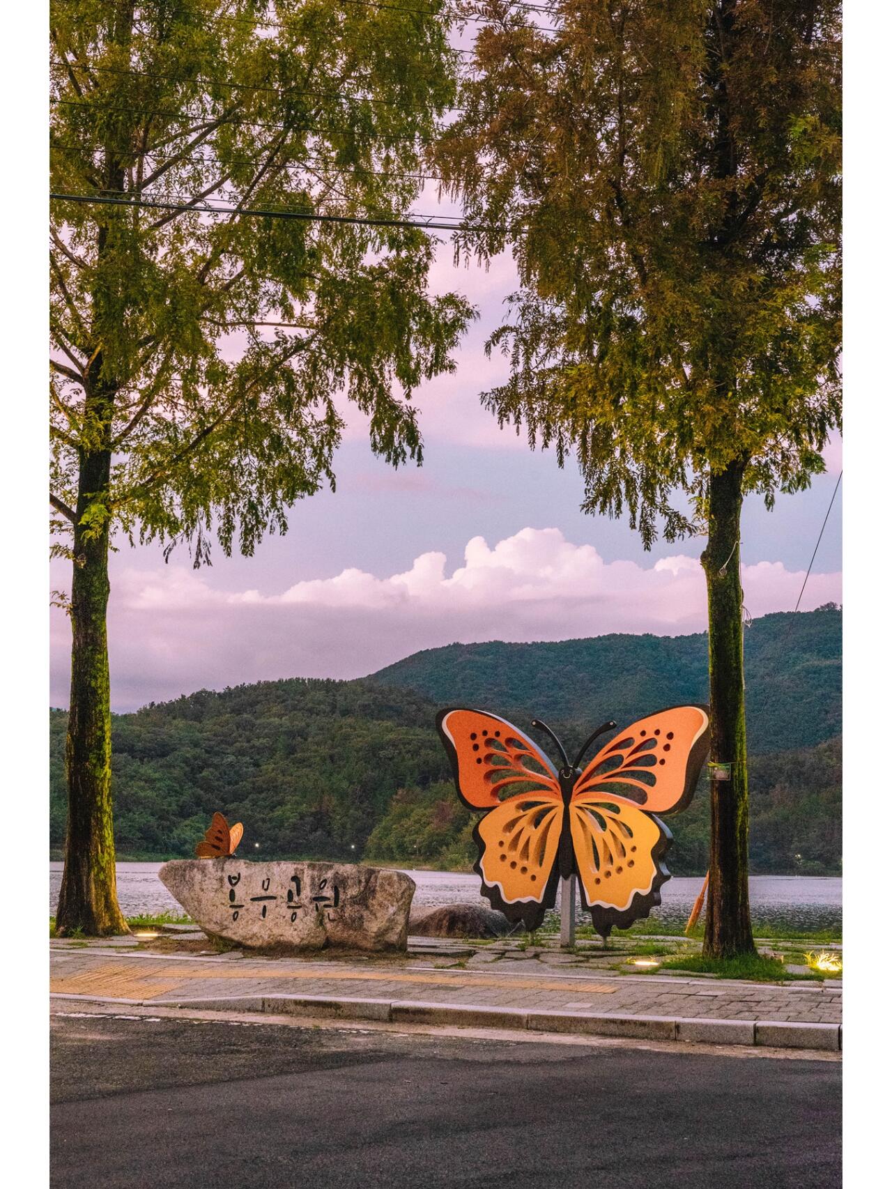 
                        大邱夜景打卡地：鳳舞公園???想欣賞大邱的絕美夜景？鳳舞公園是你的不二之選！??鳳舞公園坐落在八公山腳下，建于1992年，規模宏大，設施齊全，最重要的是，這里有令人驚嘆的夜景！??中秋節來鳳舞公園的理由？當然是那獨特的滿月造型物啦！??在這美麗的滿月造型物前拍照，許下你的心愿吧！??????????(?? ?? ??? ?135-2)??鳳舞公園（大邱東區鳳舞洞 山135-2）#visitdaegu??#daegutravel??#daegu??#大邱旅游???#大邱旅行值得去的地方#大邱值得去的地方??#鳳舞公園?#鳳舞公園夜景 #大邱夜景??#夜景名勝#大邱旅游景點 #大邱旅行路線?#中秋值得去的地方 #大邱旅行推薦?#大邱東區