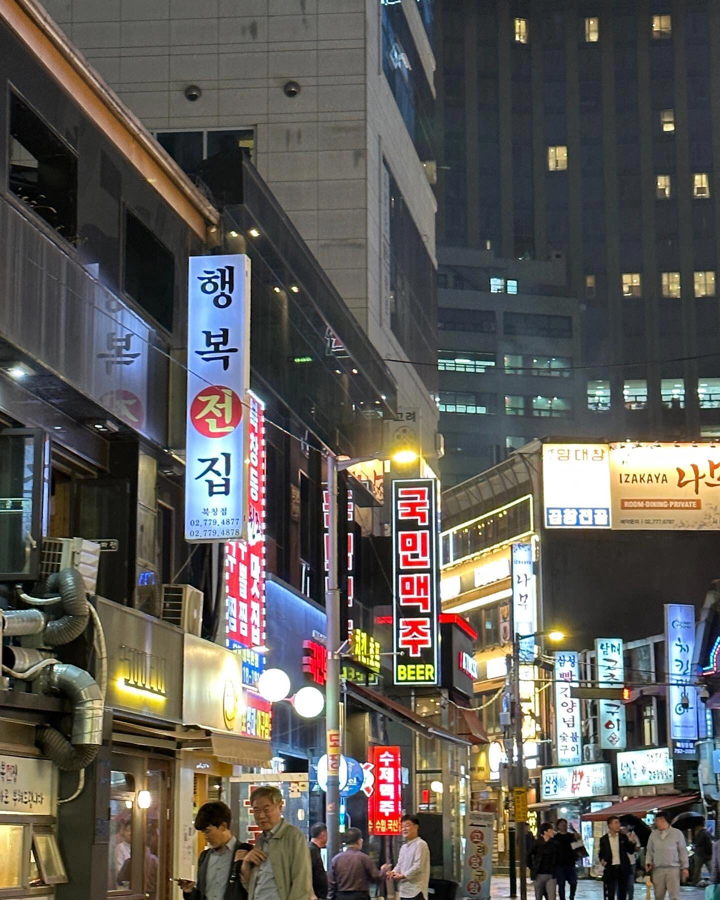 
                        韓國生日快樂攻略????首爾Day1 手帳：雨天發(fā)型全無，淅瀝瀝的小雨中，悄悄喝點小酒，吃個小蛋糕，給自己一個特別的生日??。希望自己永遠快樂??。小姐妹送了超美的口紅，感動到不行??。點了貢茶，甜到齁，可能是點單方式不對??。一進Olive Young就停不下來，買買買！???#明洞 #韓國 #OliveYoung #生日快樂 #首爾旅行