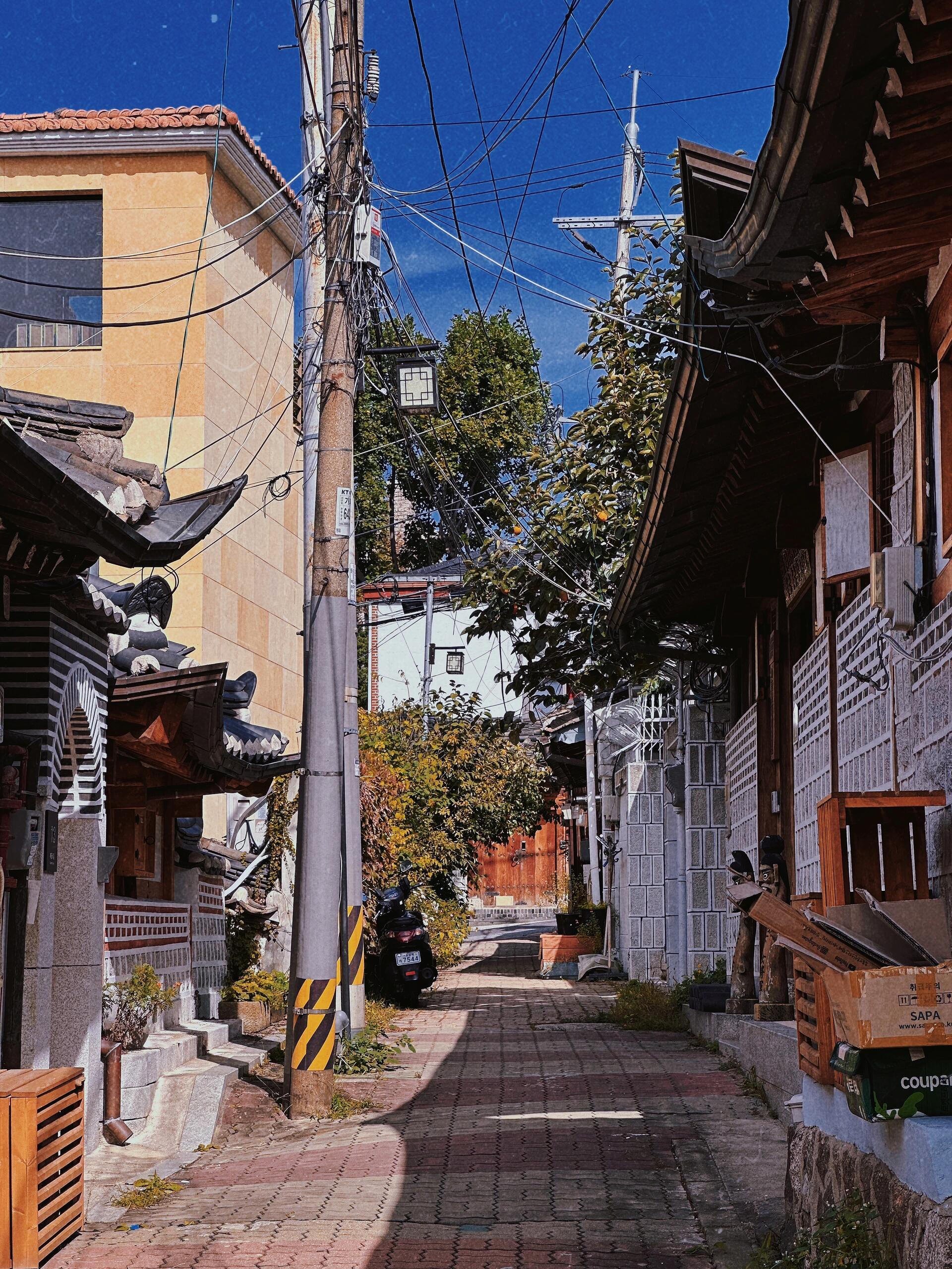 
                        ??Hanok｜北村韓屋村民宿??建于20世紀30年代的韓屋，絕對是一次不可錯過的體驗哦～主人是一對親切和善的中年夫婦，有兩個超可愛的女兒（廚房冰箱上貼滿了他們一家人的照片），他們熱情地指引了如何使用設(shè)施后，就把房屋交給了我們～雖然房屋有些年頭，但維護得非常好，處處都很干凈整潔；原本擔(dān)心睡不慣的地板（薄薄的一層床墊），但睡下來感覺還不錯（當(dāng)然最多也只能睡一晚啦???），整體感覺都很棒！#韓國 #首爾 #北村韓屋村 #韓屋村 #韓屋 #hanok #旅行 #韓國旅行 #首爾旅行 #民宿體驗 #傳統(tǒng)文化 #韓屋體驗