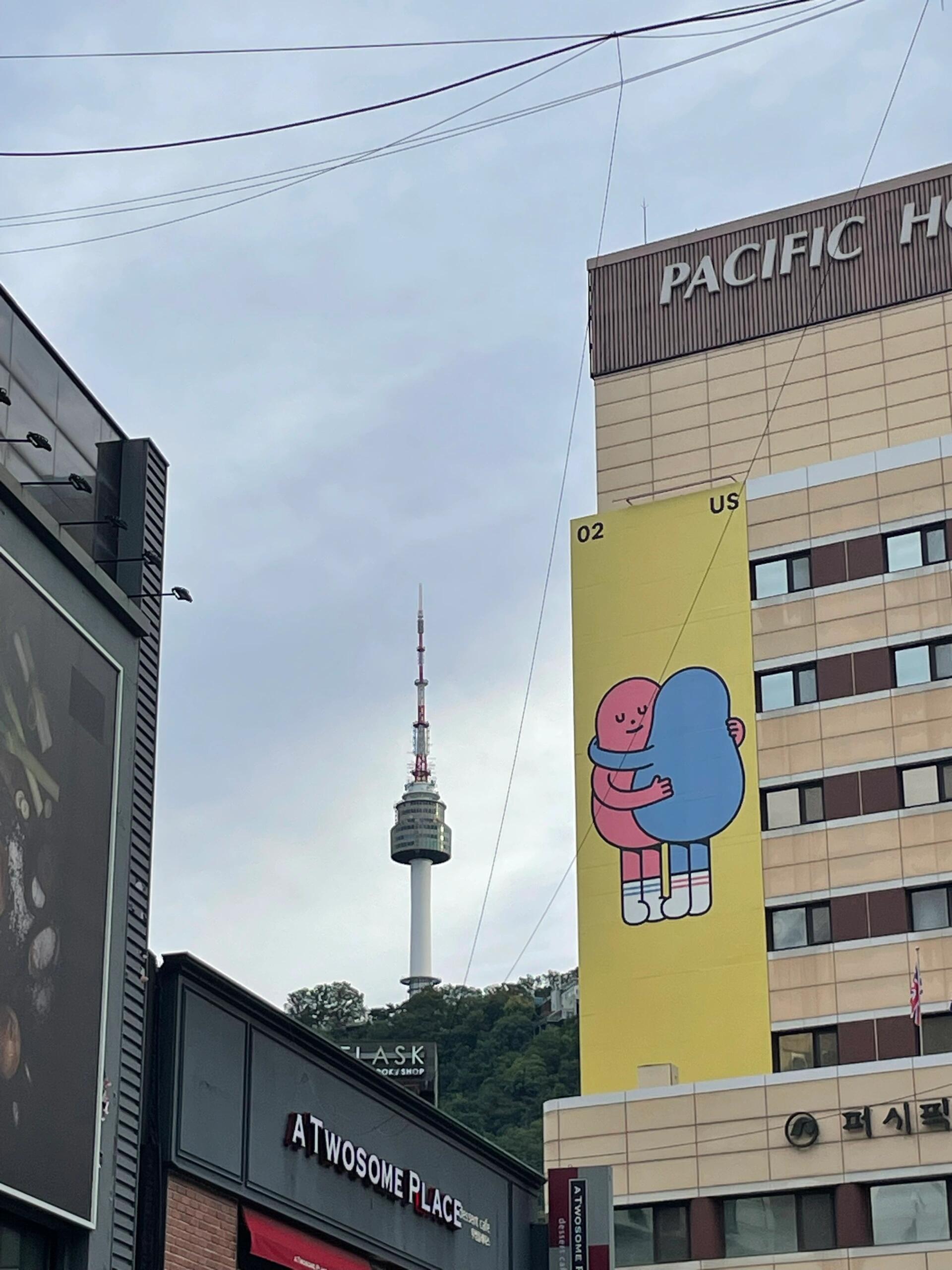 
                        來韓國當(dāng)然要打卡一下南山塔啦～可以到Namsan Yejang Public Parking Lot坐8001/01巴士上山，始發(fā)站就不會沒座位哦～??附近的漫畫街也超值得一逛，拍拍照超有感覺～??#韓國 #首爾 #首爾南山塔 #韓國旅行 #打卡圣地 #旅游攻略 #拍照打卡 #氣質(zhì)美女