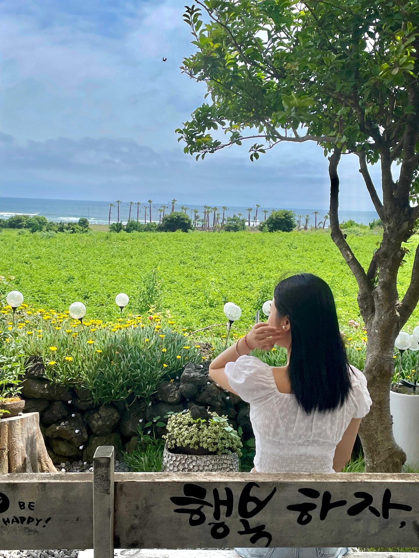 
                        ????濟州島西歸浦必吃黑豬肉體驗??店名：?????地址：??? ???? ?????16?? 11-1營業(yè)時間：平日12:00–22:00（21:00最后接單）每周四定期休息幻想中：一邊享受烤肉，一邊吹著海風(fēng)，簡直太愜意了??現(xiàn)實中：海風(fēng)真的很大，煙會被吹到身上，生菜和紙巾也可能被吹走，建議用東西壓住哦????小菜是自助的，需要自己去拿哦~味道：黑豬肉果然名不虛傳，肥而不膩，瘦肉多汁不柴，真的很好吃！不過我不太喜歡蘸大醬吃??老板超級熱情！之前在網(wǎng)上看到過這家店的推薦，做好了心理準備去體驗。有人說店員態(tài)度不好，但我全程用韓語交流，結(jié)果發(fā)現(xiàn)老板和店員都非常友好。旁邊桌的中國情侶也得到了熱情的服務(wù)，姨母還親自幫他們烤肉，教他們怎么吃（我后悔沒用中文了??）。結(jié)賬時，老板說如果用轉(zhuǎn)賬或現(xiàn)金支付會送小禮物，我們果斷選擇了轉(zhuǎn)賬，得到了可愛的濟州島小杯子??。老板還貼心地問我們需不需要叫車，甚至幫我們找到了出租車，服務(wù)滿分！如果你有西歸浦的行程，強烈推薦來試試這家店！位置稍微偏僻，但風(fēng)景很美，做好迎接大風(fēng)的準備吧。我們甚至差點去了附近的海邊呢??#濟州島黑豬肉 #濟州島 #西歸浦 #濟州島旅游 #濟州島旅行 #烤肉 #海邊 #韓國濟州島海邊 #美味黑豬肉